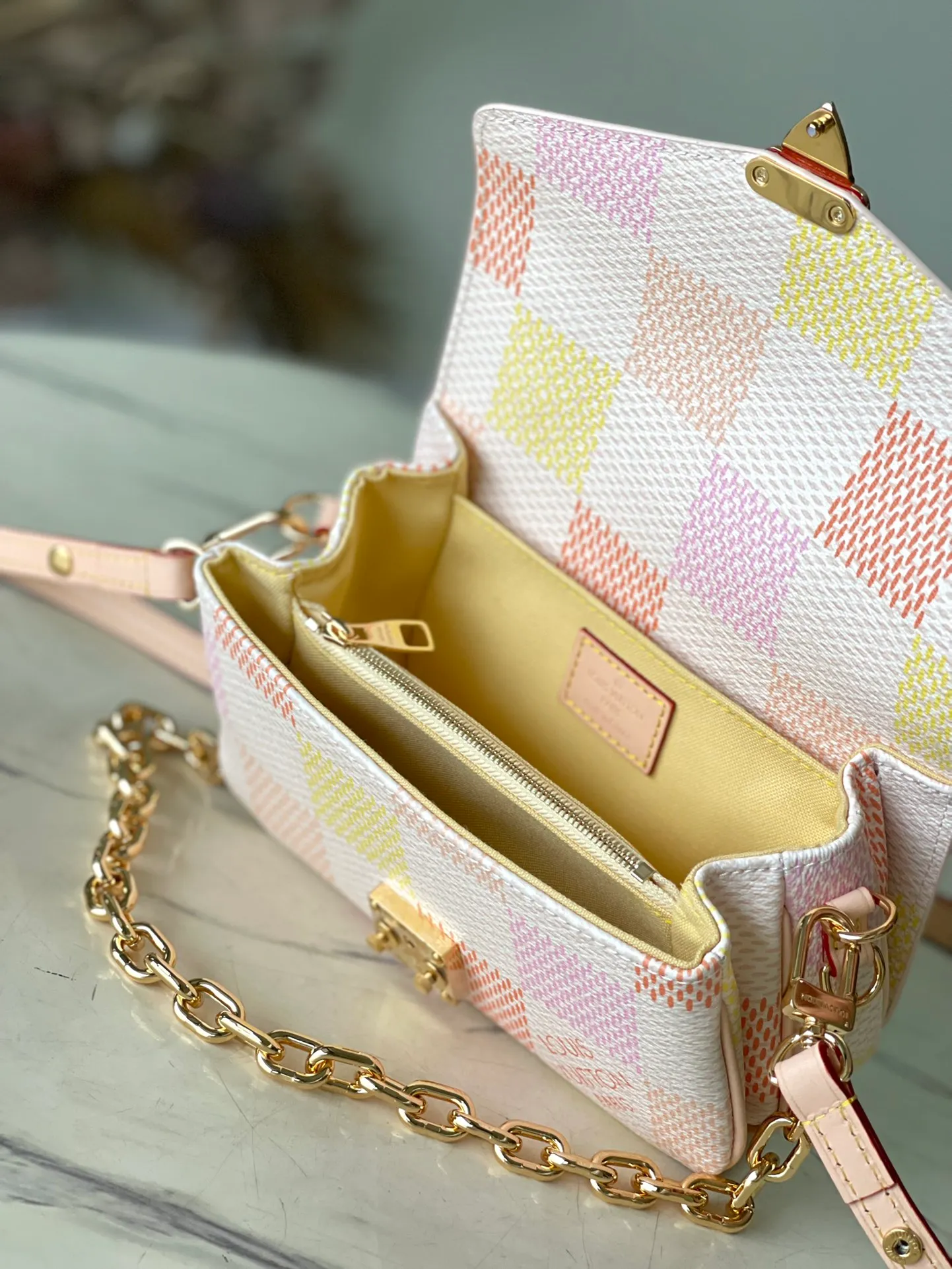 💰1060 (Steel Hardware) Top Original Order N40749 This Pochette Metis East West handbag is from the Damierlicious series and is dip-dyed in pastel tones on Damier Giant canvas. The trendy silhouette features a neat interior and S-ock closure, while the short chain and adjustable leather shoulder strap are detachable. Dimensions: 21.5 × 13.5 × 6 cm