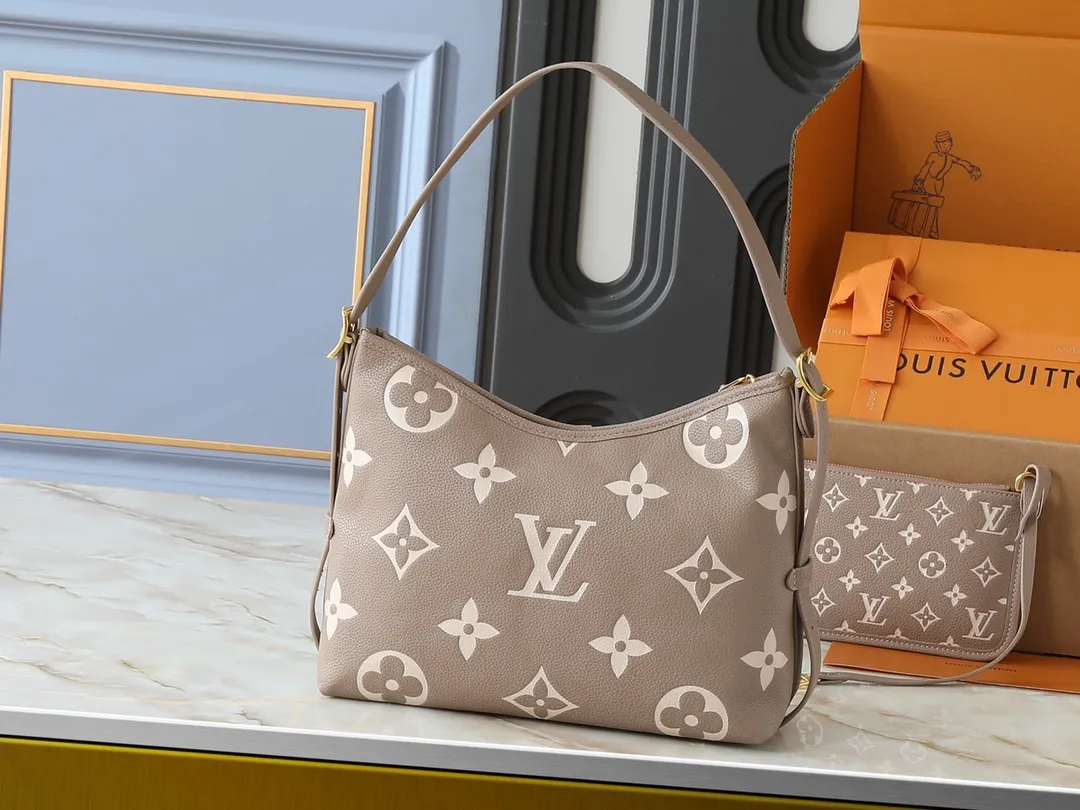 💰240💰Upgraded from the original M24141 M46288 M46293 M46277 M46298 M46203 CarryAll small handbag is made of Mono gram Empreinte embossed leather. It has a generous structure and a neat inner layer. The large inner bag adds functional elements. Comes with a Monogram embossed zipper clutch secured by a leather strap. A personal companion for urban life. Dimensions 29 x 24 x 12 cm (length x height x width)