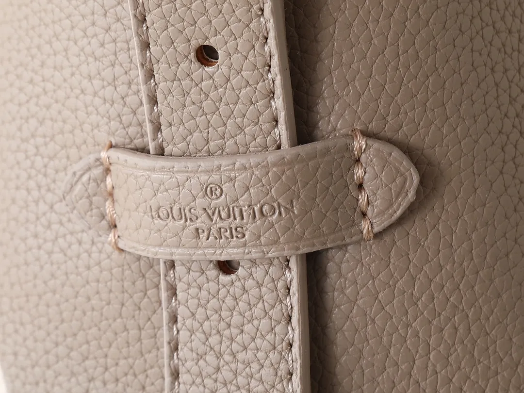 💰240💰Upgraded from the original M24141 M46288 M46293 M46277 M46298 M46203 CarryAll small handbag is made of Mono gram Empreinte embossed leather. It has a generous structure and a neat inner layer. The large inner bag adds functional elements. Comes with a Monogram embossed zipper clutch secured by a leather strap. A personal companion for urban life. Dimensions 29 x 24 x 12 cm (length x height x width)