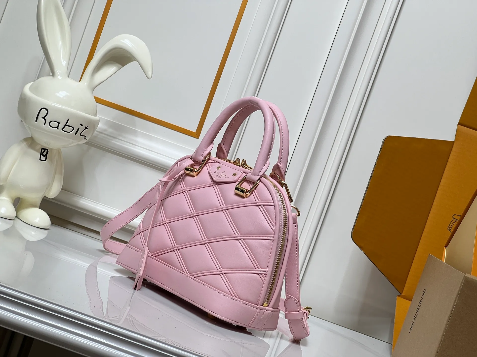 Batch 380💰M83048 M53152 This Nano Alma handbag is a pocket-sized version of Louis Vuitton's classic Alma handbag. It is paved with Malletage quilting pattern in comfortable soft sheep leather, recalling the diamond inner panel of the brand's traditional hard case. The elegant handle, dazzling chain and detachable and adjustable leather shoulder strap enable a variety of carrying styles. Dimensions: 23.5x17.5x11.5cm