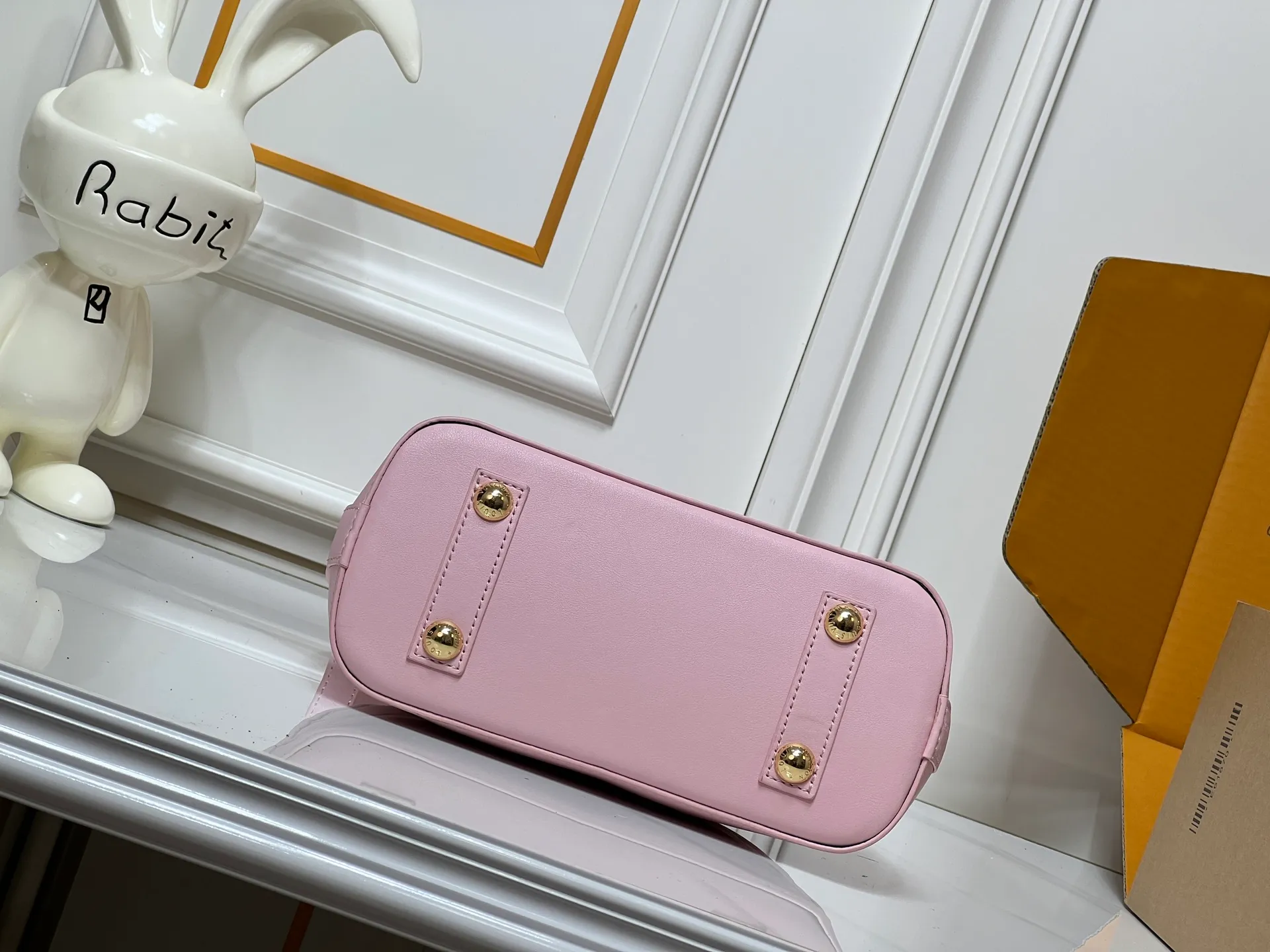 Batch 380💰M83048 M53152 This Nano Alma handbag is a pocket-sized version of Louis Vuitton's classic Alma handbag. It is paved with Malletage quilting pattern in comfortable soft sheep leather, recalling the diamond inner panel of the brand's traditional hard case. The elegant handle, dazzling chain and detachable and adjustable leather shoulder strap enable a variety of carrying styles. Dimensions: 23.5x17.5x11.5cm