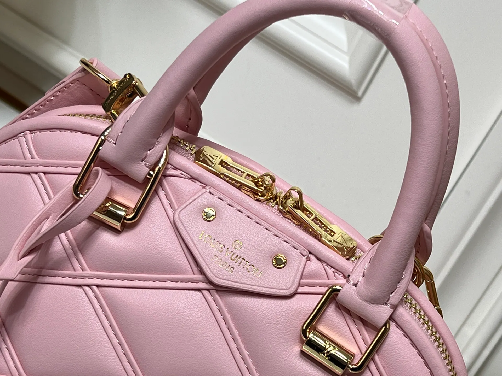Batch 380💰M83048 M53152 This Nano Alma handbag is a pocket-sized version of Louis Vuitton's classic Alma handbag. It is paved with Malletage quilting pattern in comfortable soft sheep leather, recalling the diamond inner panel of the brand's traditional hard case. The elegant handle, dazzling chain and detachable and adjustable leather shoulder strap enable a variety of carrying styles. Dimensions: 23.5x17.5x11.5cm