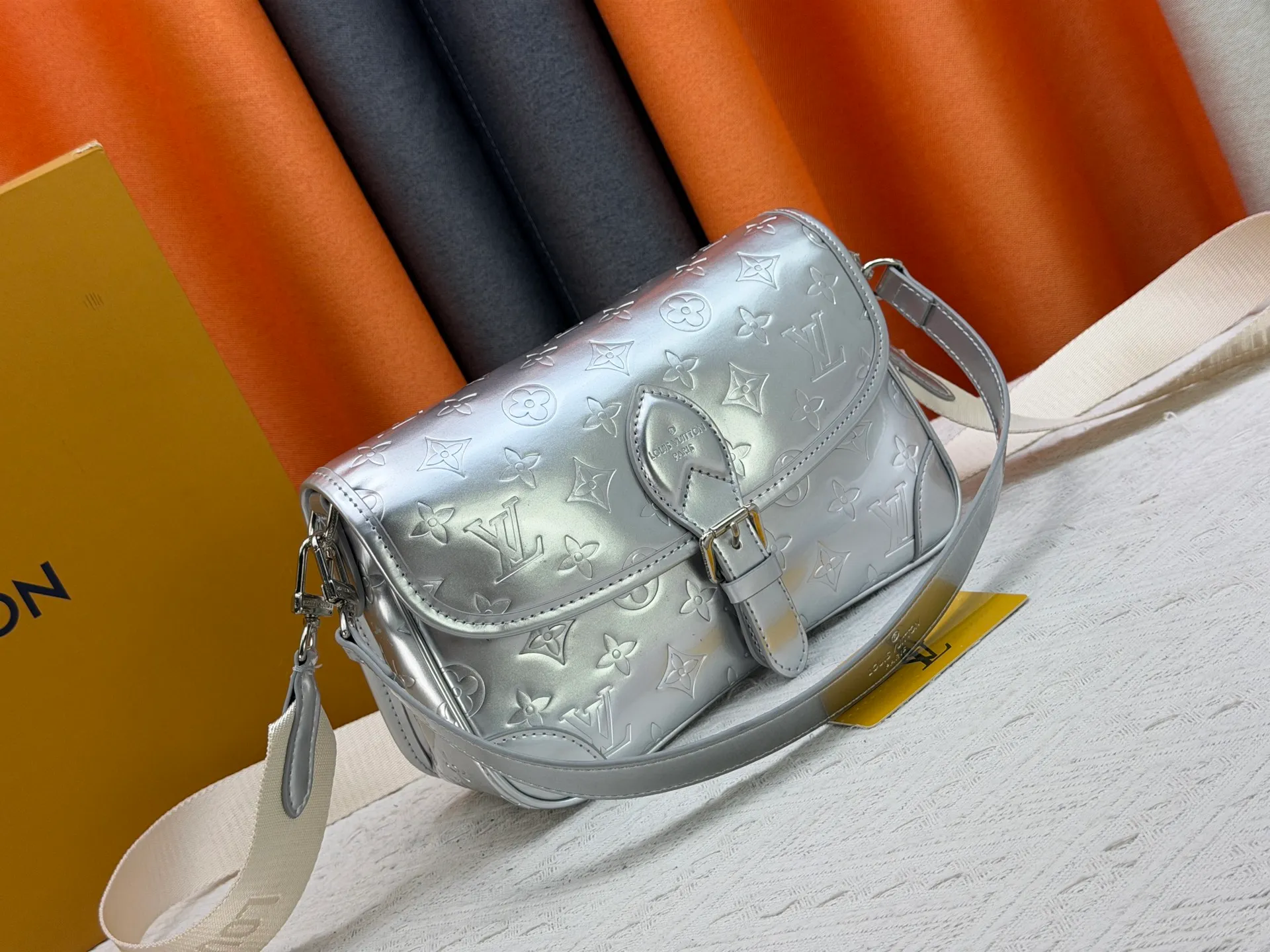 P260 Upgraded original M45985 M45988 Gold Silver This Diane handbag is decorated with classic Monogram cow leather and dazzling metal parts, using modern touches to interpret the new season interest. The zippered interior pocket keeps valuables secure, and the removable leather shoulder strap allows for a variety of carrying options. Dimensions: 24.0 x 15.0 x 9.0 cm (length x height x width)