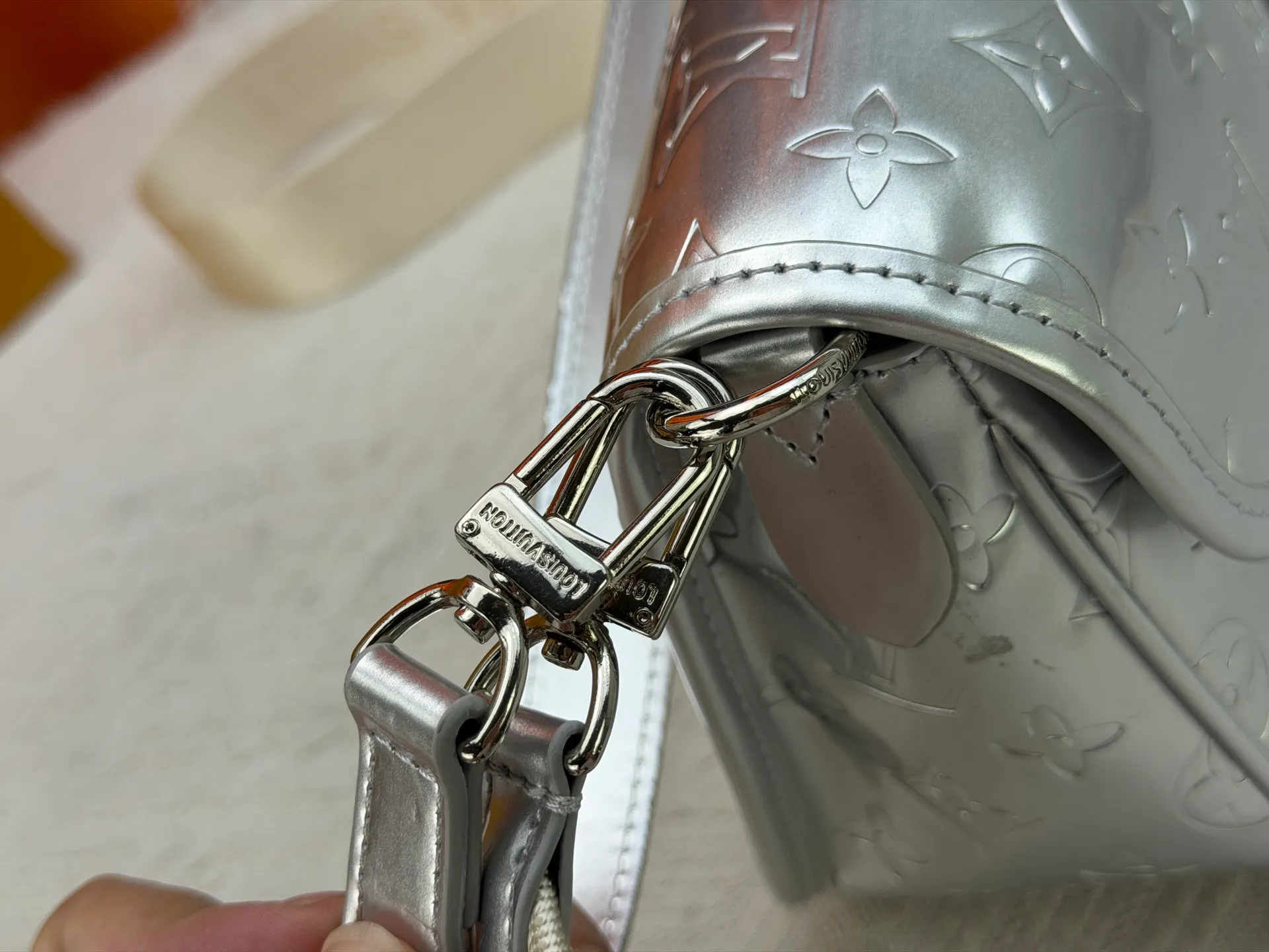 P260 Upgraded original M45985 M45988 Gold Silver This Diane handbag is decorated with classic Monogram cow leather and dazzling metal parts, using modern touches to interpret the new season interest. The zippered interior pocket keeps valuables secure, and the removable leather shoulder strap allows for a variety of carrying options. Dimensions: 24.0 x 15.0 x 9.0 cm (length x height x width)