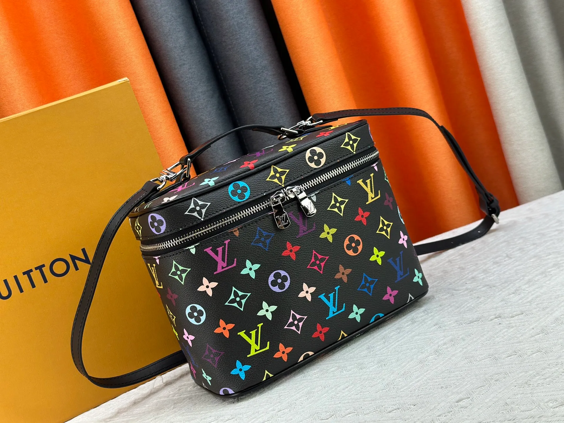 P260 upgraded original M13747 M44495 M42265 M44936 M42263 lv Takashi Murakami Nice mini Nano cosmetic bag with Monogram print and 33 colorful colors. In 2025, Takashi Murakami and lv jointly launched the white tricolor and black tricolor twelve pieces, which are very popular around the world and are loved by celebrities and celebrities. Dimensions: 24 x 17 x 14 (LxHxW)