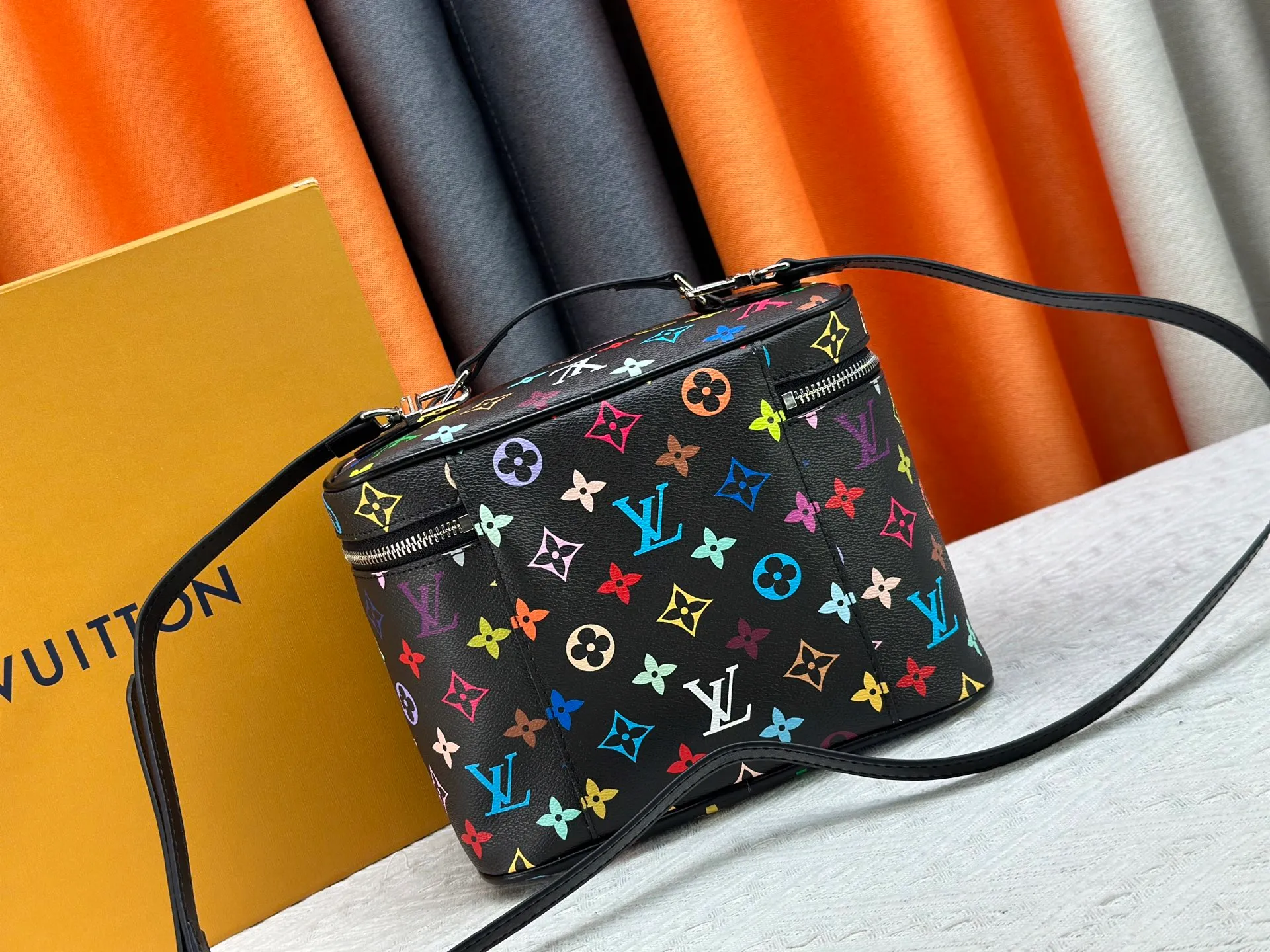 P260 upgraded original M13747 M44495 M42265 M44936 M42263 lv Takashi Murakami Nice mini Nano cosmetic bag with Monogram print and 33 colorful colors. In 2025, Takashi Murakami and lv jointly launched the white tricolor and black tricolor twelve pieces, which are very popular around the world and are loved by celebrities and celebrities. Dimensions: 24 x 17 x 14 (LxHxW)