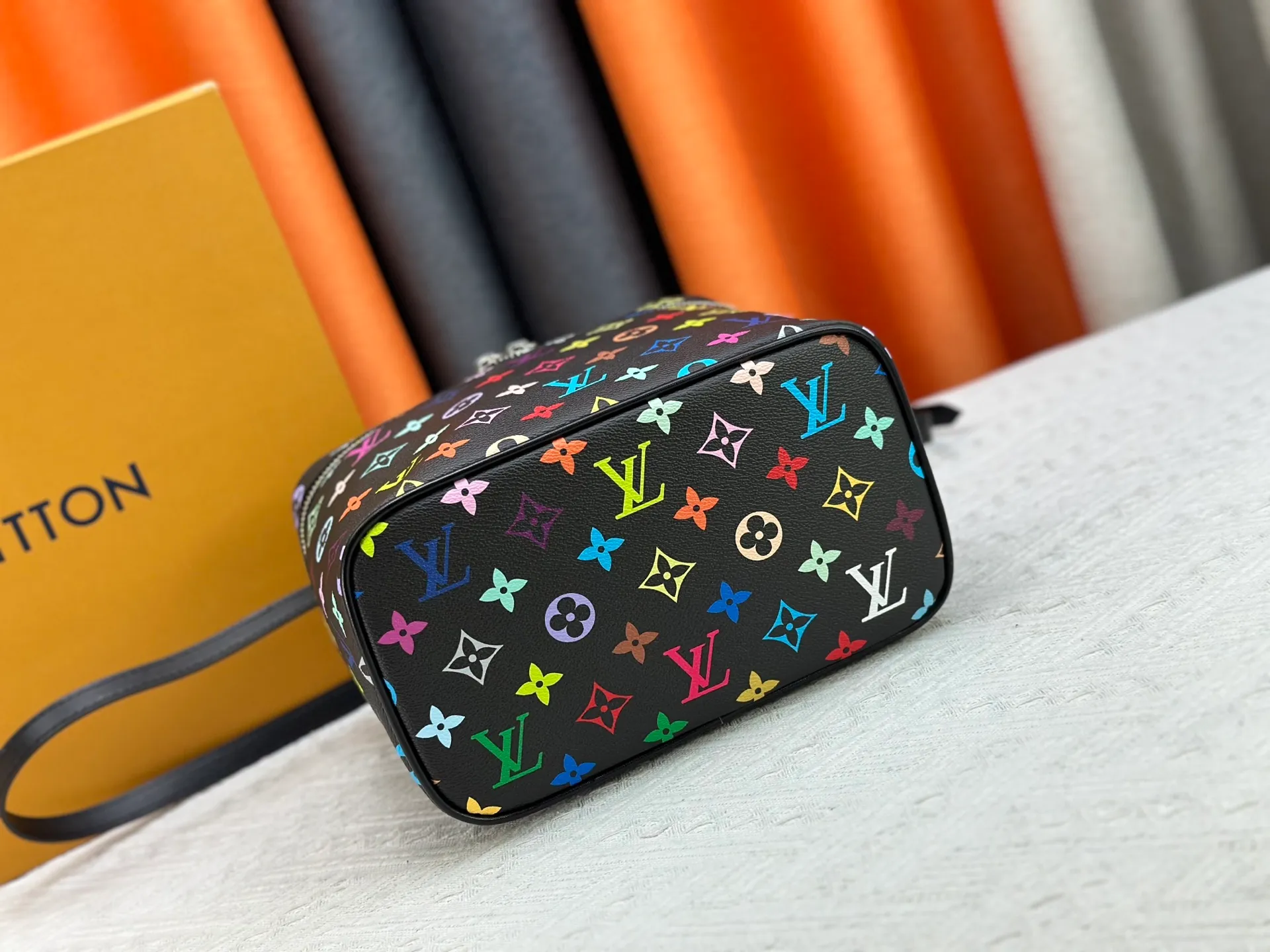 P260 upgraded original M13747 M44495 M42265 M44936 M42263 lv Takashi Murakami Nice mini Nano cosmetic bag with Monogram print and 33 colorful colors. In 2025, Takashi Murakami and lv jointly launched the white tricolor and black tricolor twelve pieces, which are very popular around the world and are loved by celebrities and celebrities. Dimensions: 24 x 17 x 14 (LxHxW)