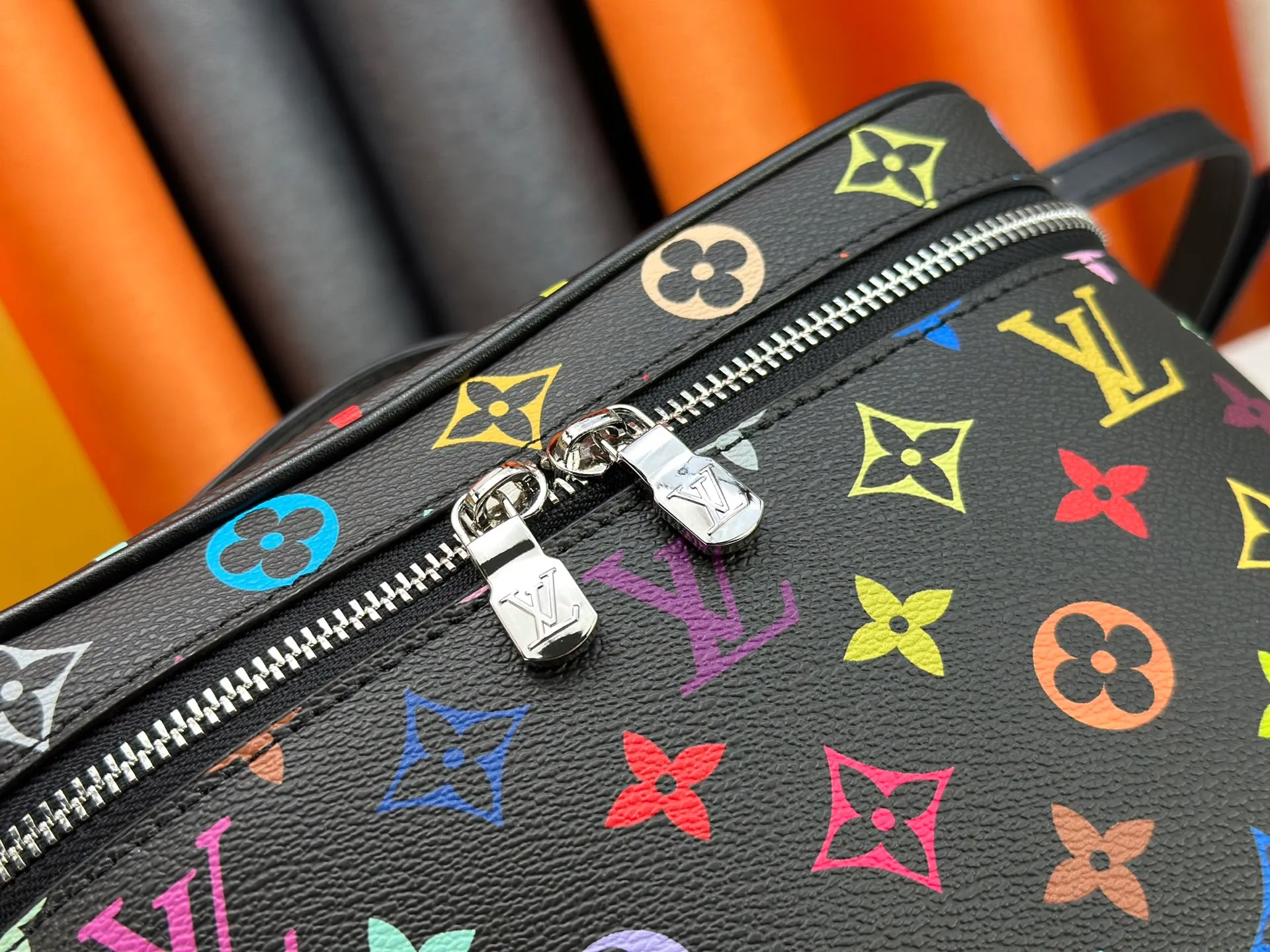 P260 upgraded original M13747 M44495 M42265 M44936 M42263 lv Takashi Murakami Nice mini Nano cosmetic bag with Monogram print and 33 colorful colors. In 2025, Takashi Murakami and lv jointly launched the white tricolor and black tricolor twelve pieces, which are very popular around the world and are loved by celebrities and celebrities. Dimensions: 24 x 17 x 14 (LxHxW)