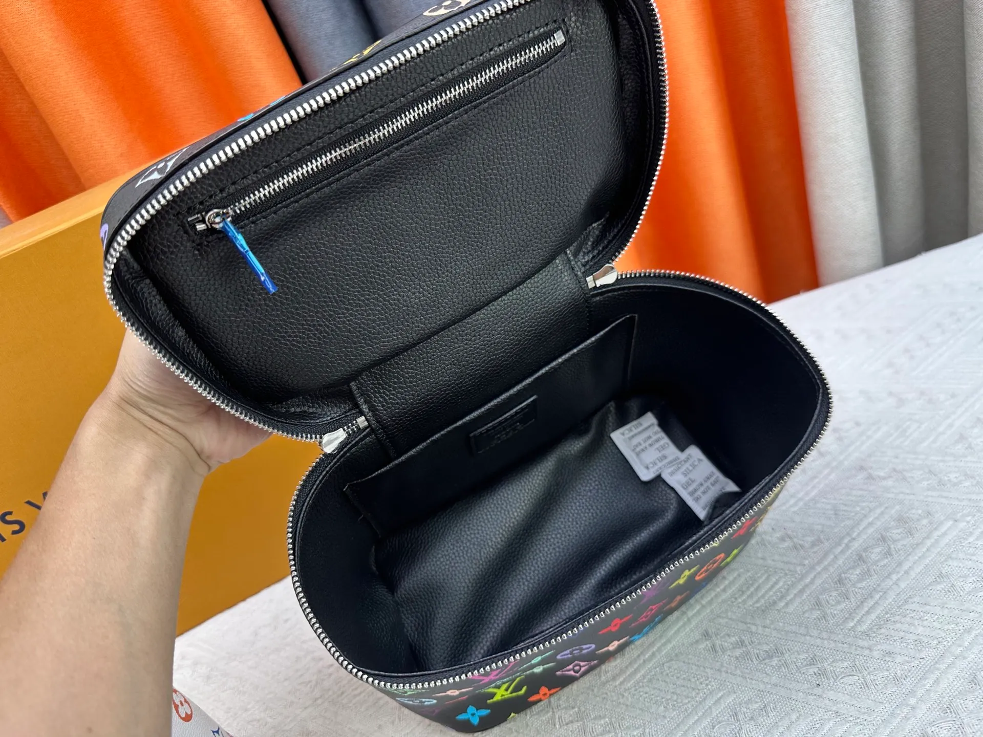 P260 upgraded original M13747 M44495 M42265 M44936 M42263 lv Takashi Murakami Nice mini Nano cosmetic bag with Monogram print and 33 colorful colors. In 2025, Takashi Murakami and lv jointly launched the white tricolor and black tricolor twelve pieces, which are very popular around the world and are loved by celebrities and celebrities. Dimensions: 24 x 17 x 14 (LxHxW)