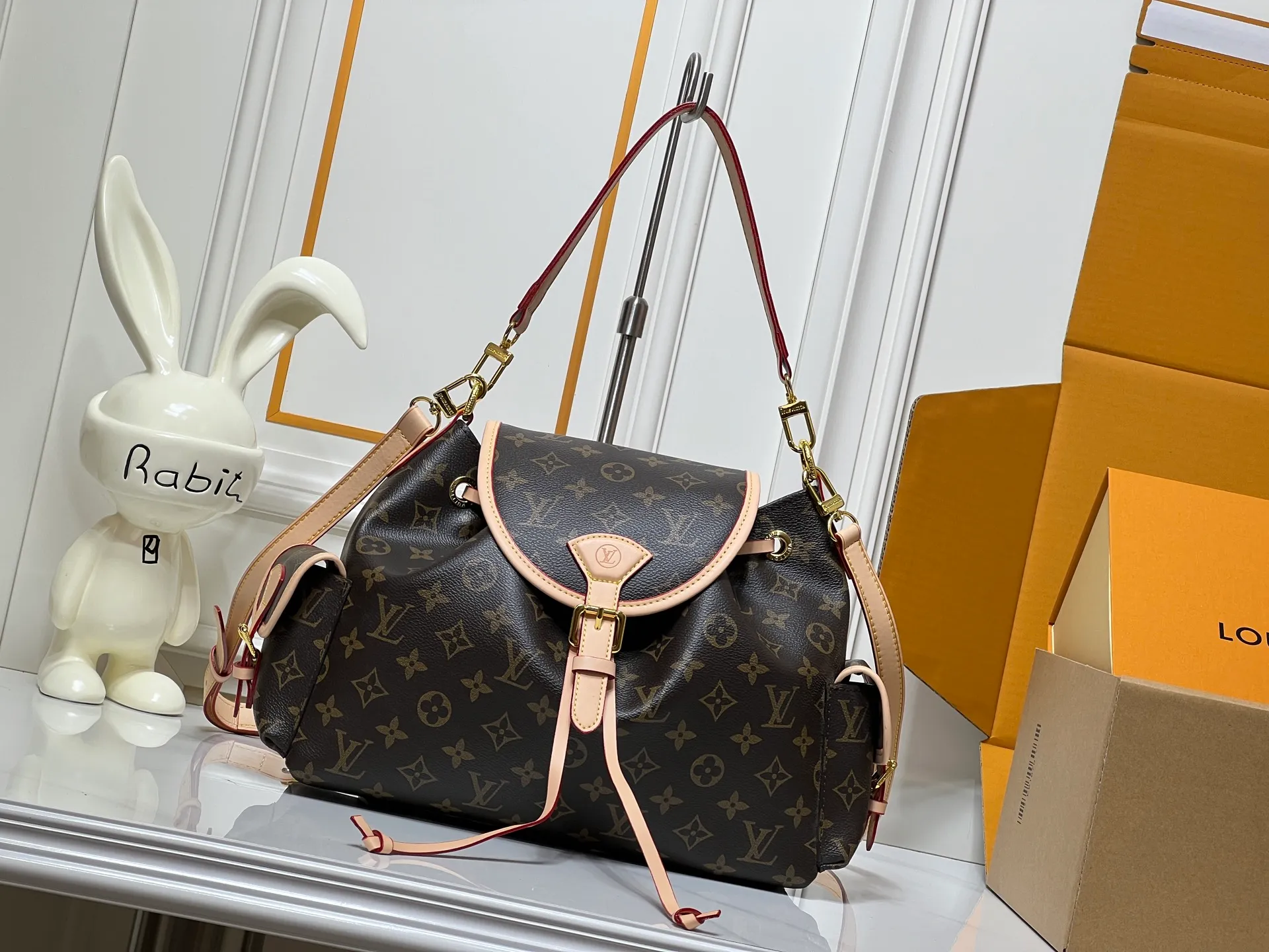 Batch 300💰M26040 M25085 This Odyssee medium handbag reinterprets Louis Vuitton's classic design from a modern perspective, with a casual style that fits an active lifestyle. Its design is inspired by the brand's Excursion backpack, which is made of Monogram canvas and decorated with decorative buckles and practical drawstring designs to ensure that your belongings are securely stored. It has just the right capacity to easily store daily necessities and has multiple pockets. Its name comes from Ulysses' journey home in the ancient Greek epic "The Odyssey", echoing the narrative theme of the 2025 autumn and winter show. Size: 36x24x18cm