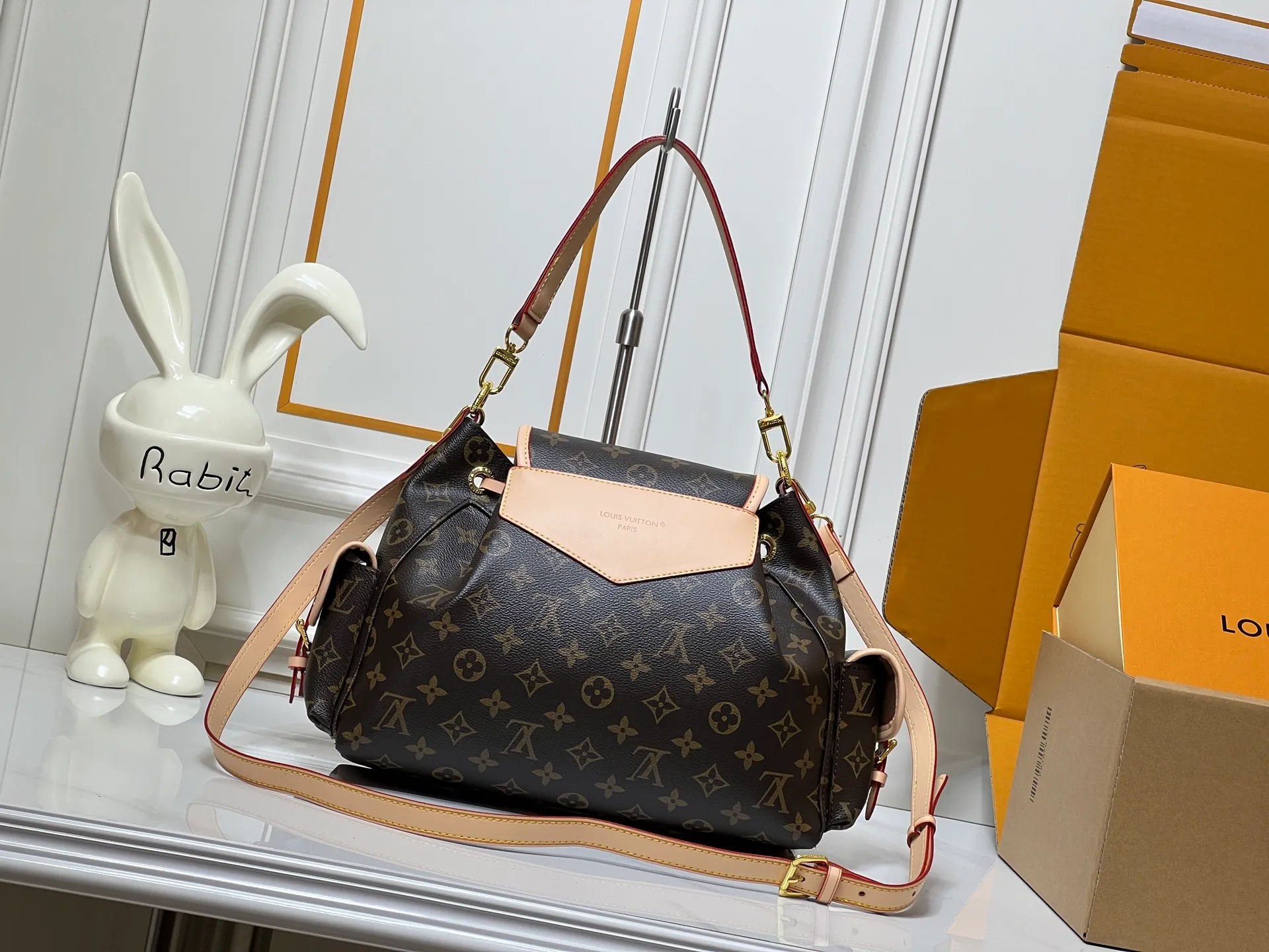 Batch 300💰M26040 M25085 This Odyssee medium handbag reinterprets Louis Vuitton's classic design from a modern perspective, with a casual style that fits an active lifestyle. Its design is inspired by the brand's Excursion backpack, which is made of Monogram canvas and decorated with decorative buckles and practical drawstring designs to ensure that your belongings are securely stored. It has just the right capacity to easily store daily necessities and has multiple pockets. Its name comes from Ulysses' journey home in the ancient Greek epic "The Odyssey", echoing the narrative theme of the 2025 autumn and winter show. Size: 36x24x18cm