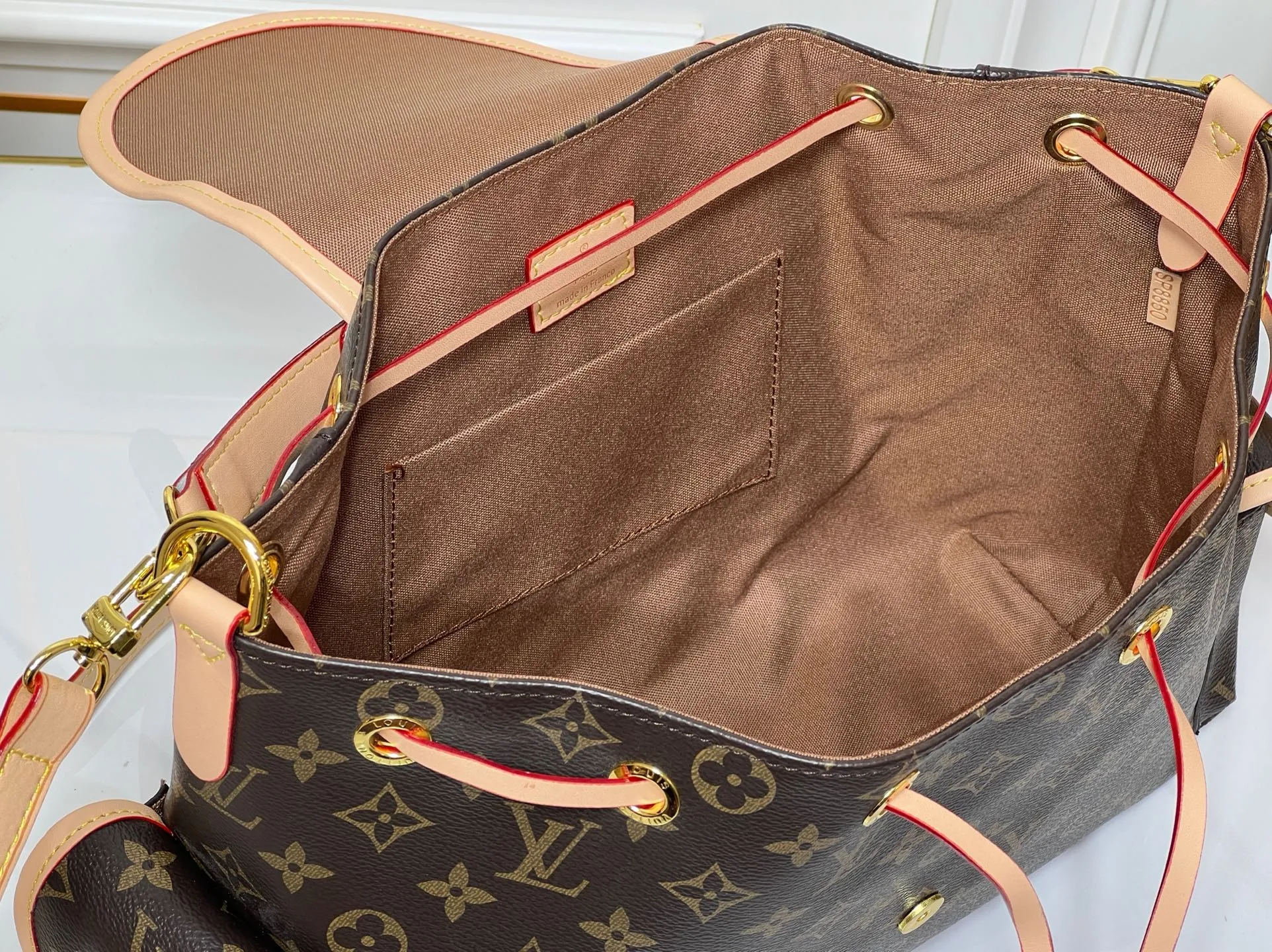 Batch 300💰M26040 M25085 This Odyssee medium handbag reinterprets Louis Vuitton's classic design from a modern perspective, with a casual style that fits an active lifestyle. Its design is inspired by the brand's Excursion backpack, which is made of Monogram canvas and decorated with decorative buckles and practical drawstring designs to ensure that your belongings are securely stored. It has just the right capacity to easily store daily necessities and has multiple pockets. Its name comes from Ulysses' journey home in the ancient Greek epic "The Odyssey", echoing the narrative theme of the 2025 autumn and winter show. Size: 36x24x18cm
