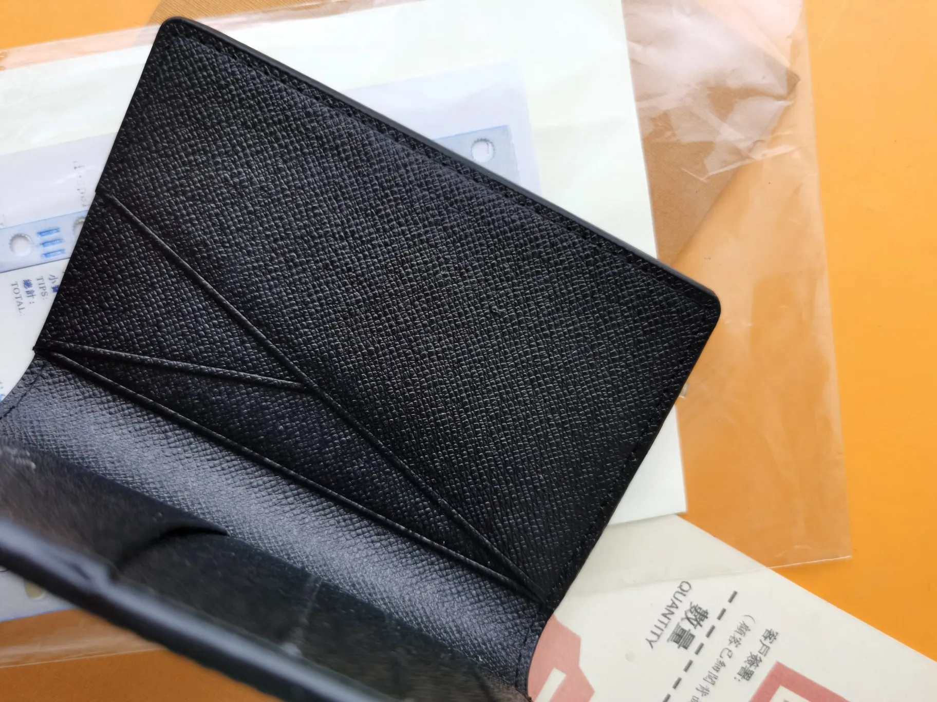P90💰 Top original version💎 [Real shot with home background] Style number: M60502 Silver Flower Size: 8 x 11cm Louis vuitton hhi! Canvas pouch wallet that holds cards and easily slips into your handbag or clothing pocket for the ultimate masculine statement. 63144 Yinhua