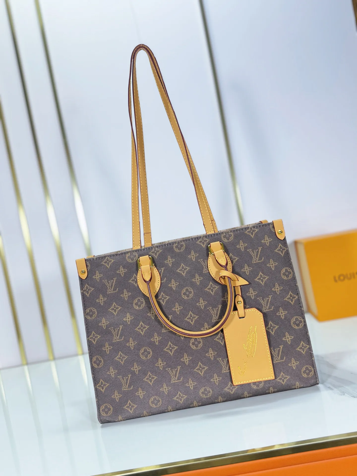 P260 Upgraded original M28289 M45495 M44571 To celebrate the 130th anniversary of the Louis Vuitton Monogram pattern, this OnTheGo medium handbag chooses Monogram Origine Bleu Courrier pattern canvas to reinterpret the classic elements from a retro perspective. The shoulder straps, handles and address plaque are cut out of cowhide, and the striped lining and pockets open to reveal. Zipper bag securely stores valuables. Dimensions: 35 x 27 x 14 (cm) ((length x height x width)
