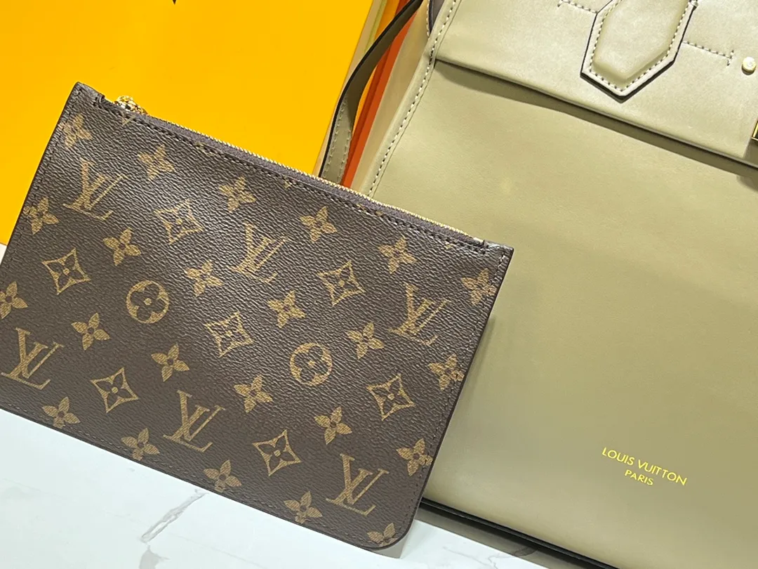 Batch 340💰M12005 M12556 M12337 This City Steamer medium handbag draws inspiration from the design of luggage built for cruise ships in 1901, making its eye-catching appearance at the 2024 autumn and winter ready-to-wear show. Grained Millesime leather and shearling leather trims add seasonal flair, an embossed padlock and hot-stamped LV Circle logo add a modern twist, and a removable Monogram storage bag makes it easy to store valuables. Size: 35x42x21cm