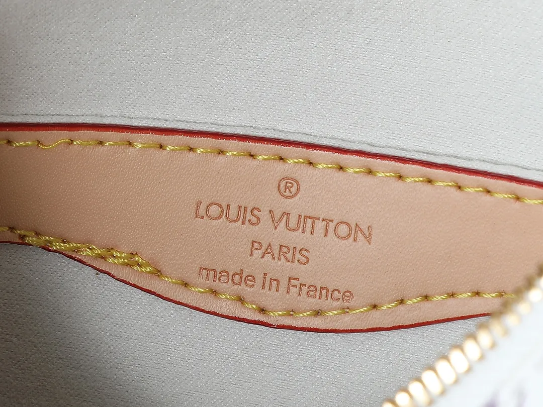 💰240💰Upgraded original M13224 M12930 M45832 M45831 Chain bag croissant series KOREA PRE-LAUNCH handbag This season's Boulogne bag uses Monogram leather material to reinterpret a symbolic design that can be used in multiple ways. Like existing designs made of canvas, various styles of items can be produced. Internal flat pocket that can store large-sized smartphones. A new version with a braided chain woven with gold hardware that creates a high-class and strong atmosphere. Dimensions: 16 x 9.5 x 29 cm.