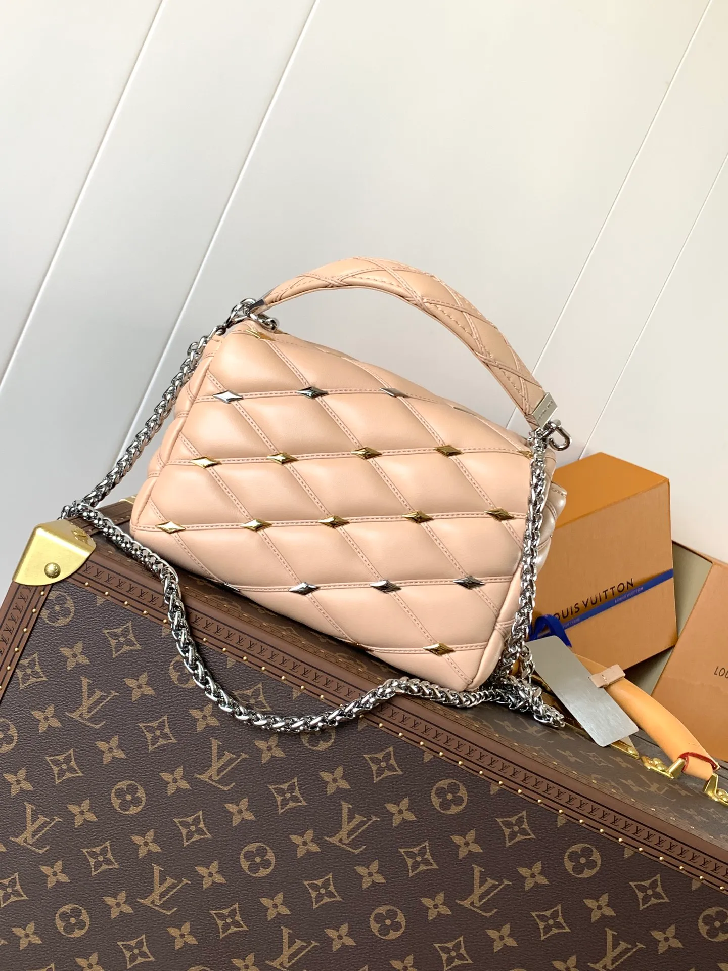 💰1380 (top layer leather) top original order, code change chip M24151 black willow diamond M24151 nude pink willow diamond M23045 dark gray M22891 beige M23601 brown M22891 black M12338 vanilla M24465 pink gradient M23682 dark blue M12434 blue gradient M22891 blue and white grid M22891 red and white checkered M25107 silver M22891 patent leather M22892 black pink gradient M24186 light blue gradient M24465 nude pink gradient M12567 burgundy M11374 black hardware M12332 light coffee color M22890 white leather black stripes Top original custom leather ~ colors are being updated continuously! This medium GO-14 bag is crafted from rich sheepskin leather with a quilted pattern that pays homage to the brand's traditional luggage designs. The Twist lock makes a striking statement, and the top handle can be carried by hand alone, or it can be transformed into a leather shoulder pad on the sliding chain strap for comfortable shoulder or cross-body wear. Dimensions: 23 x 16 x 10cm