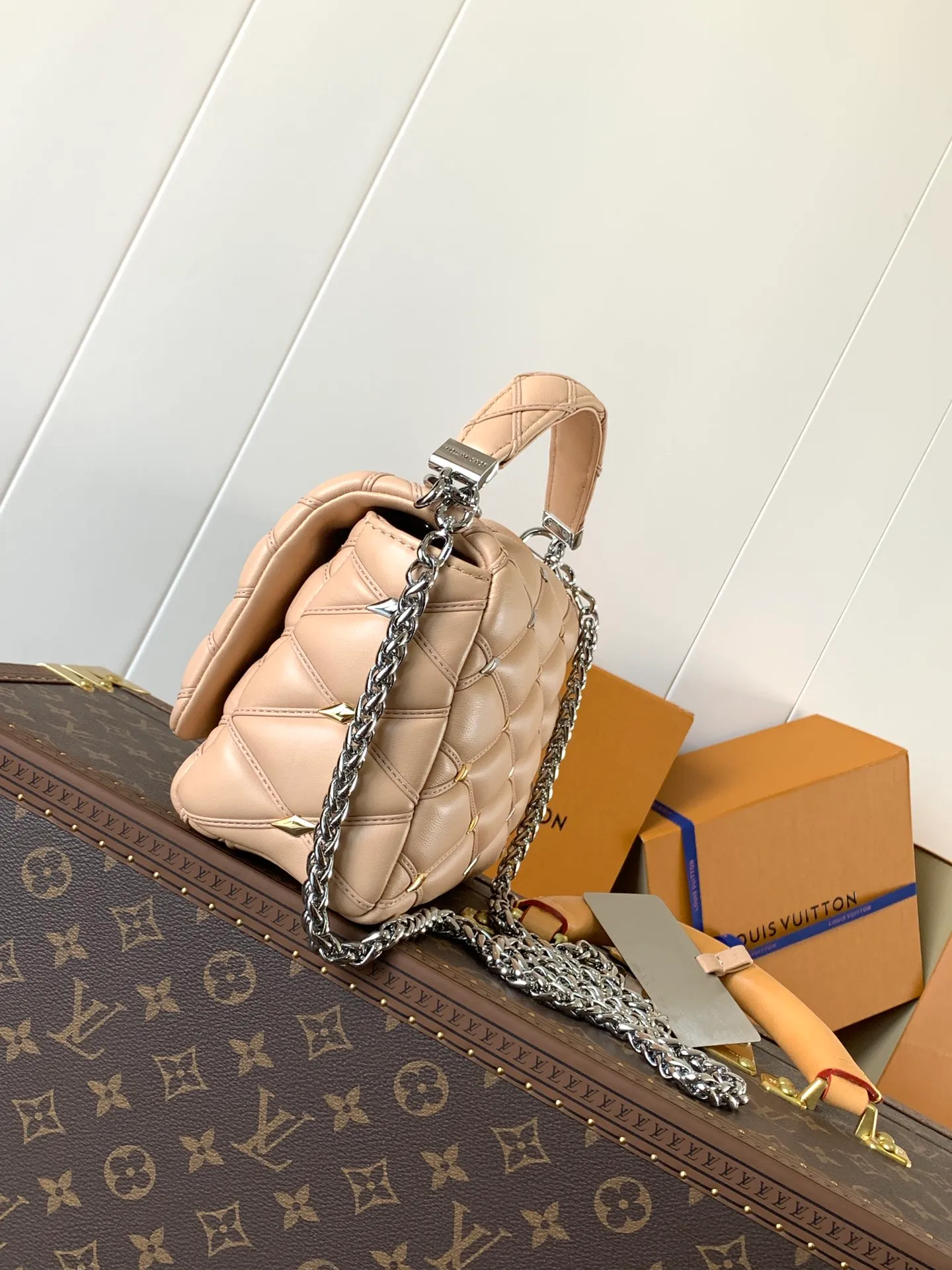 💰1380 (top layer leather) top original order, code change chip M24151 black willow diamond M24151 nude pink willow diamond M23045 dark gray M22891 beige M23601 brown M22891 black M12338 vanilla M24465 pink gradient M23682 dark blue M12434 blue gradient M22891 blue and white grid M22891 red and white checkered M25107 silver M22891 patent leather M22892 black pink gradient M24186 light blue gradient M24465 nude pink gradient M12567 burgundy M11374 black hardware M12332 light coffee color M22890 white leather black stripes Top original custom leather ~ colors are being updated continuously! This medium GO-14 bag is crafted from rich sheepskin leather with a quilted pattern that pays homage to the brand's traditional luggage designs. The Twist lock makes a striking statement, and the top handle can be carried by hand alone, or it can be transformed into a leather shoulder pad on the sliding chain strap for comfortable shoulder or cross-body wear. Dimensions: 23 x 16 x 10cm