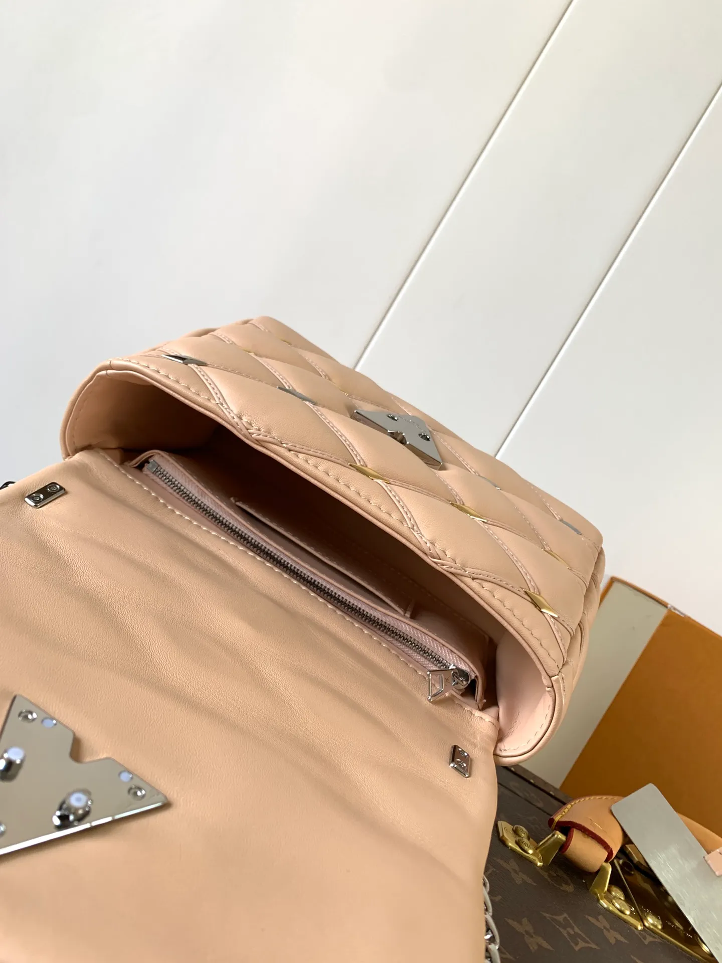 💰1380 (top layer leather) top original order, code change chip M24151 black willow diamond M24151 nude pink willow diamond M23045 dark gray M22891 beige M23601 brown M22891 black M12338 vanilla M24465 pink gradient M23682 dark blue M12434 blue gradient M22891 blue and white grid M22891 red and white checkered M25107 silver M22891 patent leather M22892 black pink gradient M24186 light blue gradient M24465 nude pink gradient M12567 burgundy M11374 black hardware M12332 light coffee color M22890 white leather black stripes Top original custom leather ~ colors are being updated continuously! This medium GO-14 bag is crafted from rich sheepskin leather with a quilted pattern that pays homage to the brand's traditional luggage designs. The Twist lock makes a striking statement, and the top handle can be carried by hand alone, or it can be transformed into a leather shoulder pad on the sliding chain strap for comfortable shoulder or cross-body wear. Dimensions: 23 x 16 x 10cm