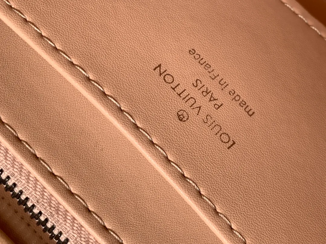 💰1380 (top layer leather) top original order, code change chip M24151 black willow diamond M24151 nude pink willow diamond M23045 dark gray M22891 beige M23601 brown M22891 black M12338 vanilla M24465 pink gradient M23682 dark blue M12434 blue gradient M22891 blue and white grid M22891 red and white checkered M25107 silver M22891 patent leather M22892 black pink gradient M24186 light blue gradient M24465 nude pink gradient M12567 burgundy M11374 black hardware M12332 light coffee color M22890 white leather black stripes Top original custom leather ~ colors are being updated continuously! This medium GO-14 bag is crafted from rich sheepskin leather with a quilted pattern that pays homage to the brand's traditional luggage designs. The Twist lock makes a striking statement, and the top handle can be carried by hand alone, or it can be transformed into a leather shoulder pad on the sliding chain strap for comfortable shoulder or cross-body wear. Dimensions: 23 x 16 x 10cm