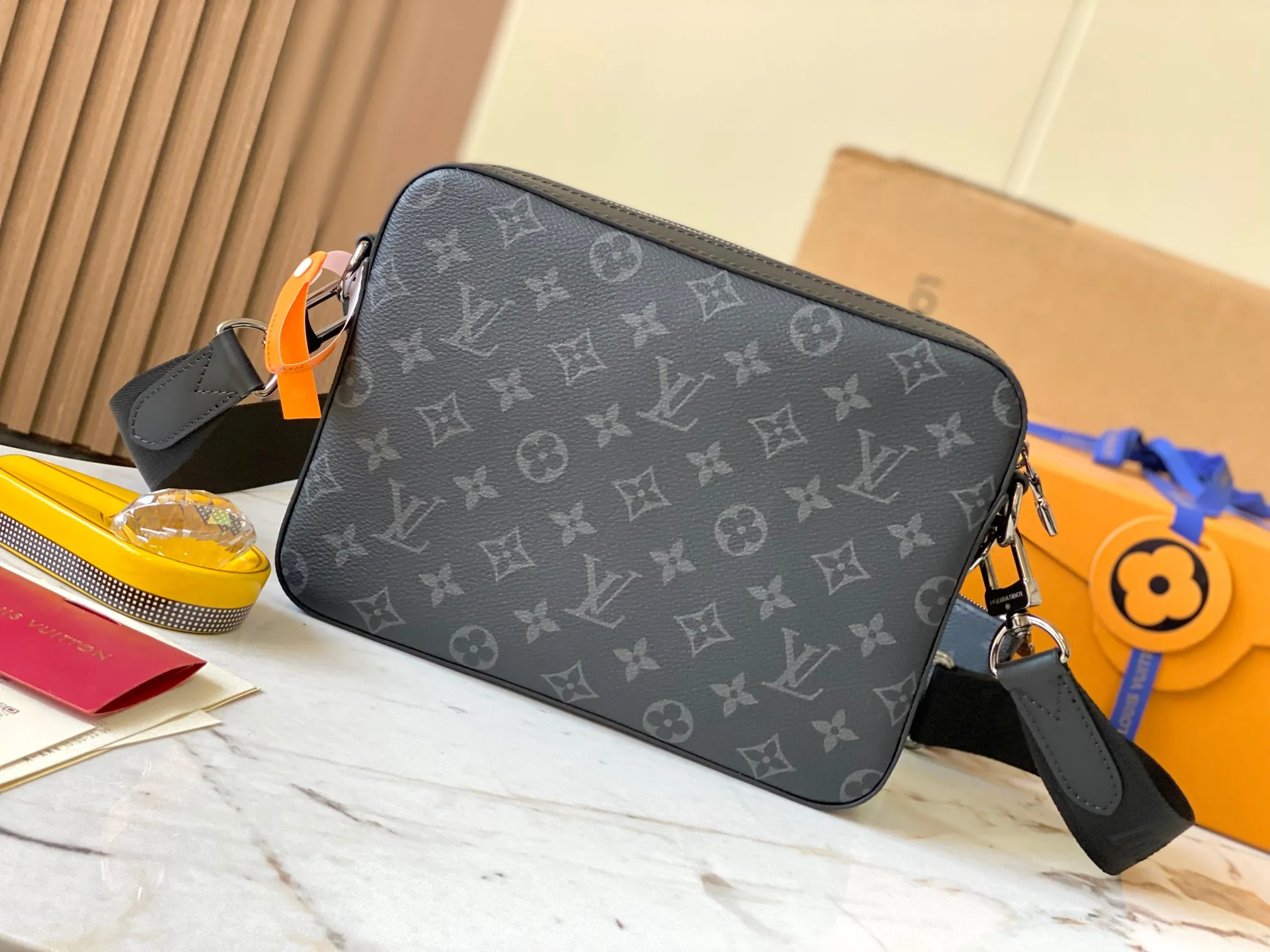 P1760 [Special grade MB high elastic fabric] TRIO messenger bag Model: M69443 Material: A+ grade all-steel hardware, imported high elastic fabric Packaging: Full set of special grade duty-free MB packaging Size: 25x18.5x7cm