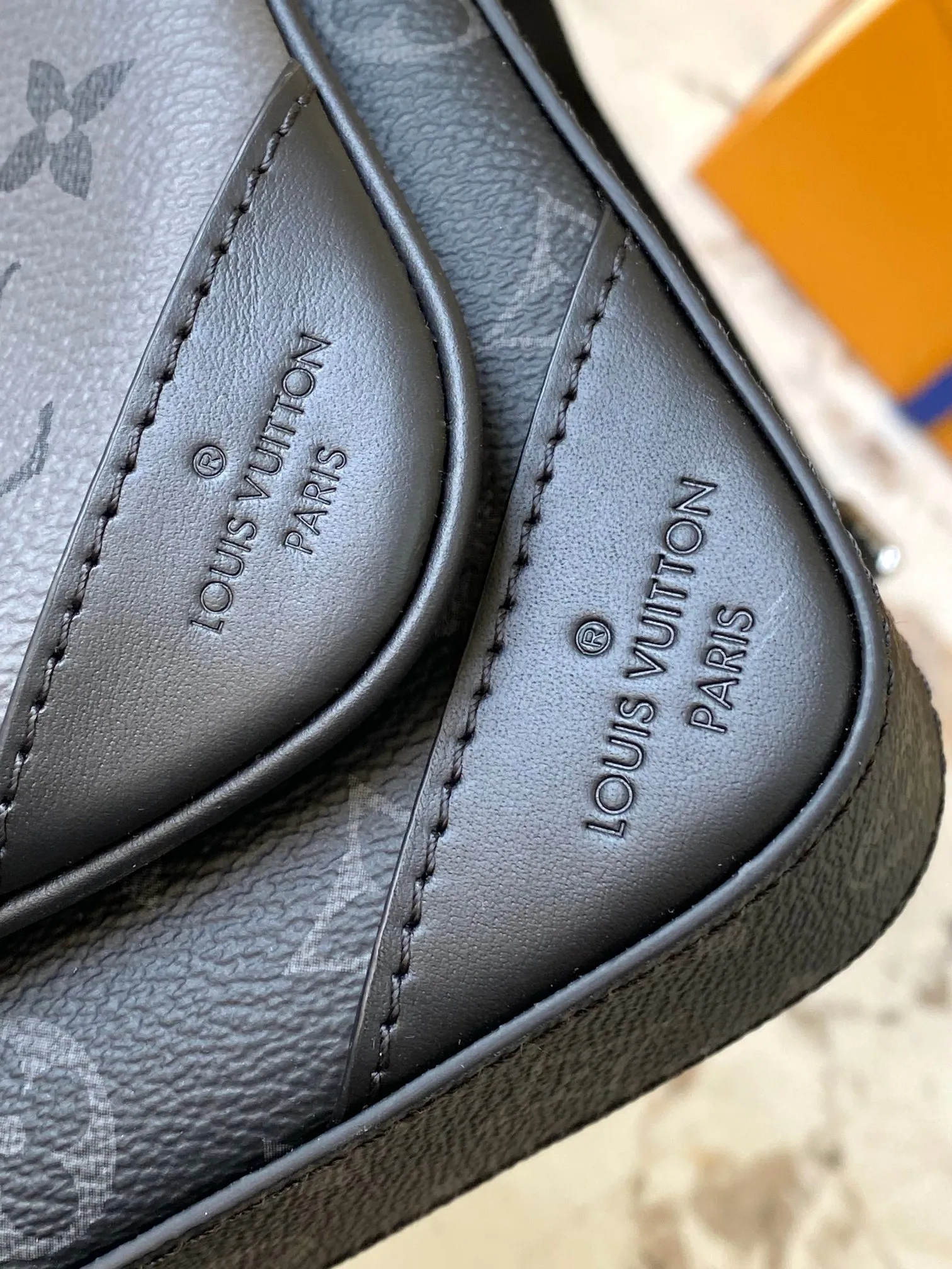 P1760 [Special grade MB high elastic fabric] TRIO messenger bag Model: M69443 Material: A+ grade all-steel hardware, imported high elastic fabric Packaging: Full set of special grade duty-free MB packaging Size: 25x18.5x7cm