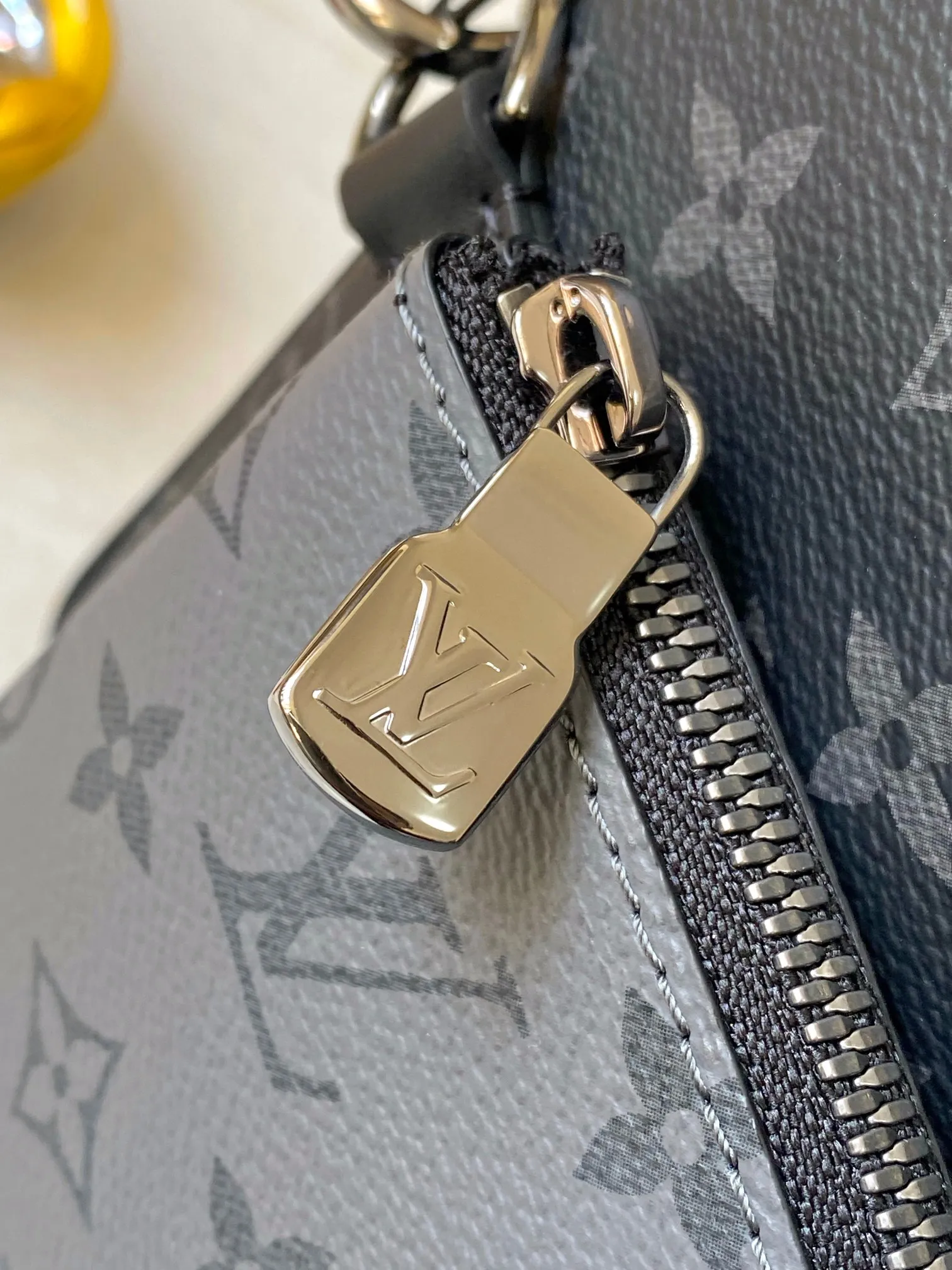 P1760 [Special grade MB high elastic fabric] TRIO messenger bag Model: M69443 Material: A+ grade all-steel hardware, imported high elastic fabric Packaging: Full set of special grade duty-free MB packaging Size: 25x18.5x7cm