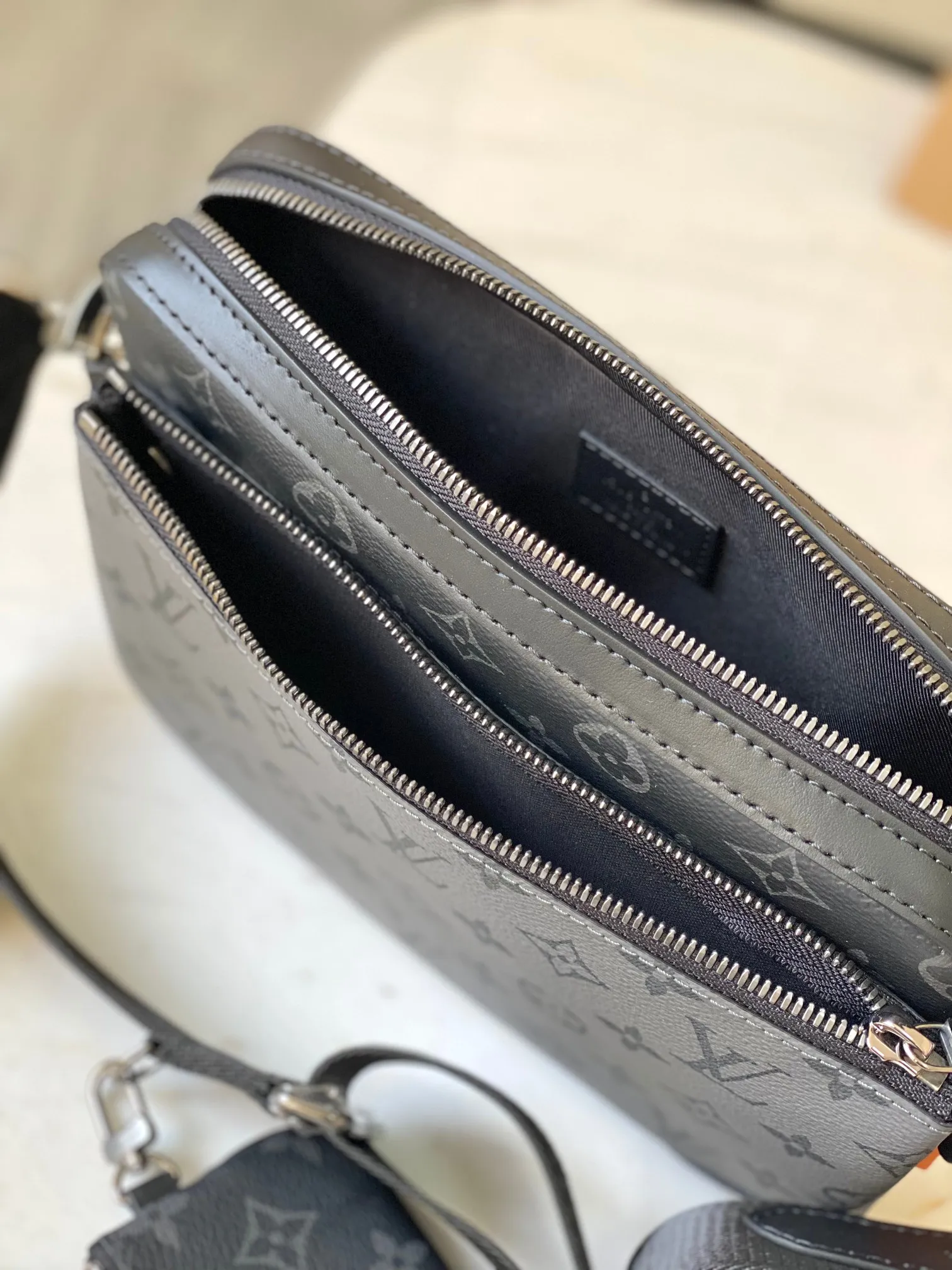 P1760 [Special grade MB high elastic fabric] TRIO messenger bag Model: M69443 Material: A+ grade all-steel hardware, imported high elastic fabric Packaging: Full set of special grade duty-free MB packaging Size: 25x18.5x7cm