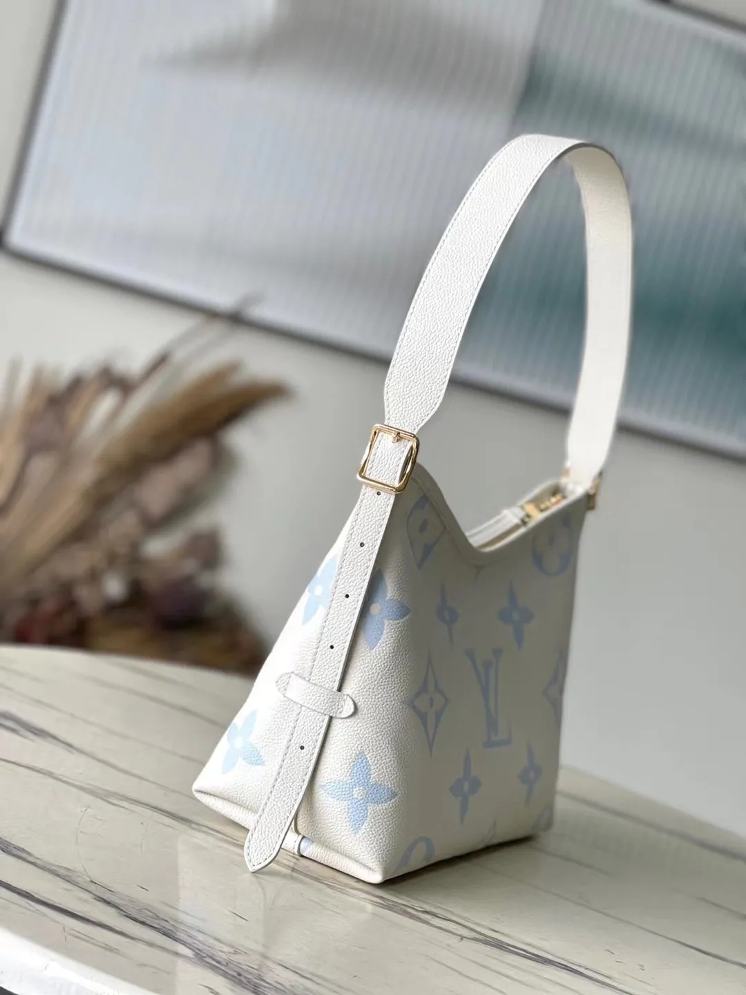💰1180 (first-grain leather) top-quality original M46288 blue silk screen printing details. The CarryAll small handbag is made of Monogram Empreinte embossed leather. It has a generous configuration and a neat inner layer. The large inner bag adds functional elements. Comes with a Monogram embossed zipper clutch secured by a leather strap. A personal companion for urban life. Dimensions 29 x 24 x 12 cm (length x height x width)