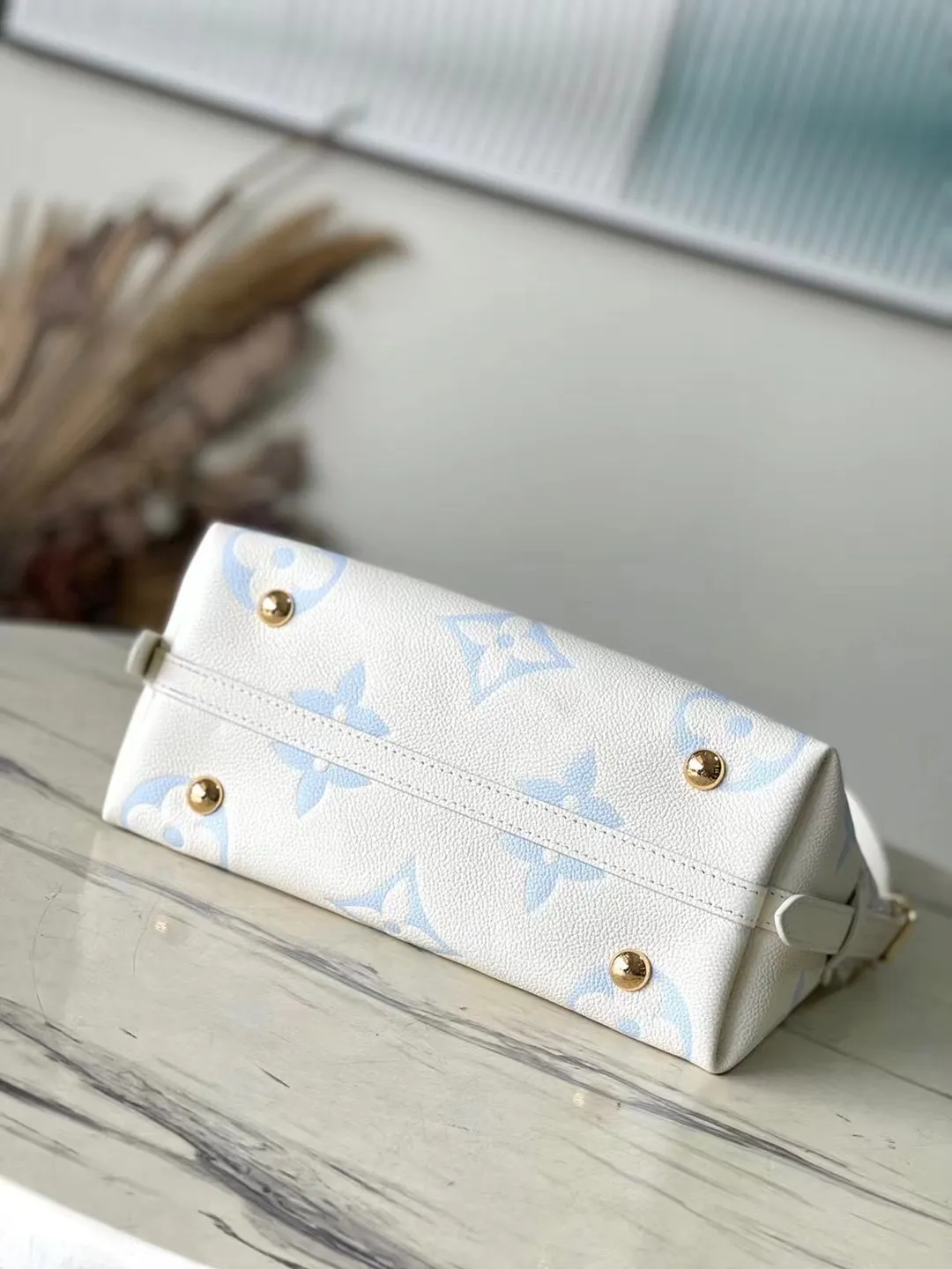 💰1180 (first-grain leather) top-quality original M46288 blue silk screen printing details. The CarryAll small handbag is made of Monogram Empreinte embossed leather. It has a generous configuration and a neat inner layer. The large inner bag adds functional elements. Comes with a Monogram embossed zipper clutch secured by a leather strap. A personal companion for urban life. Dimensions 29 x 24 x 12 cm (length x height x width)