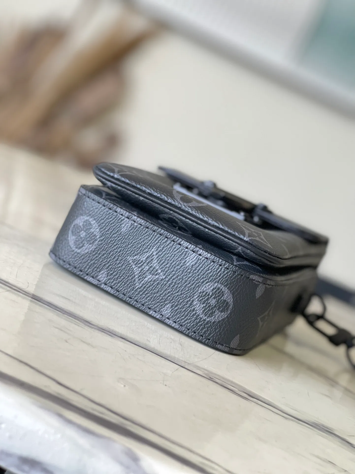 💰700 Top Original M82252 Black Flower The new S-Lock Vertical Wearable wallet embosses the iconic Monogram pattern on elegant Taurillon leather, and then uses a magnetic closure to recall the traditional hard case lock design. The compact structure can also accommodate daily needs, making it easy to carry personal items with you and making a fashion statement. Dimensions: 12 x 19 x 7 cm