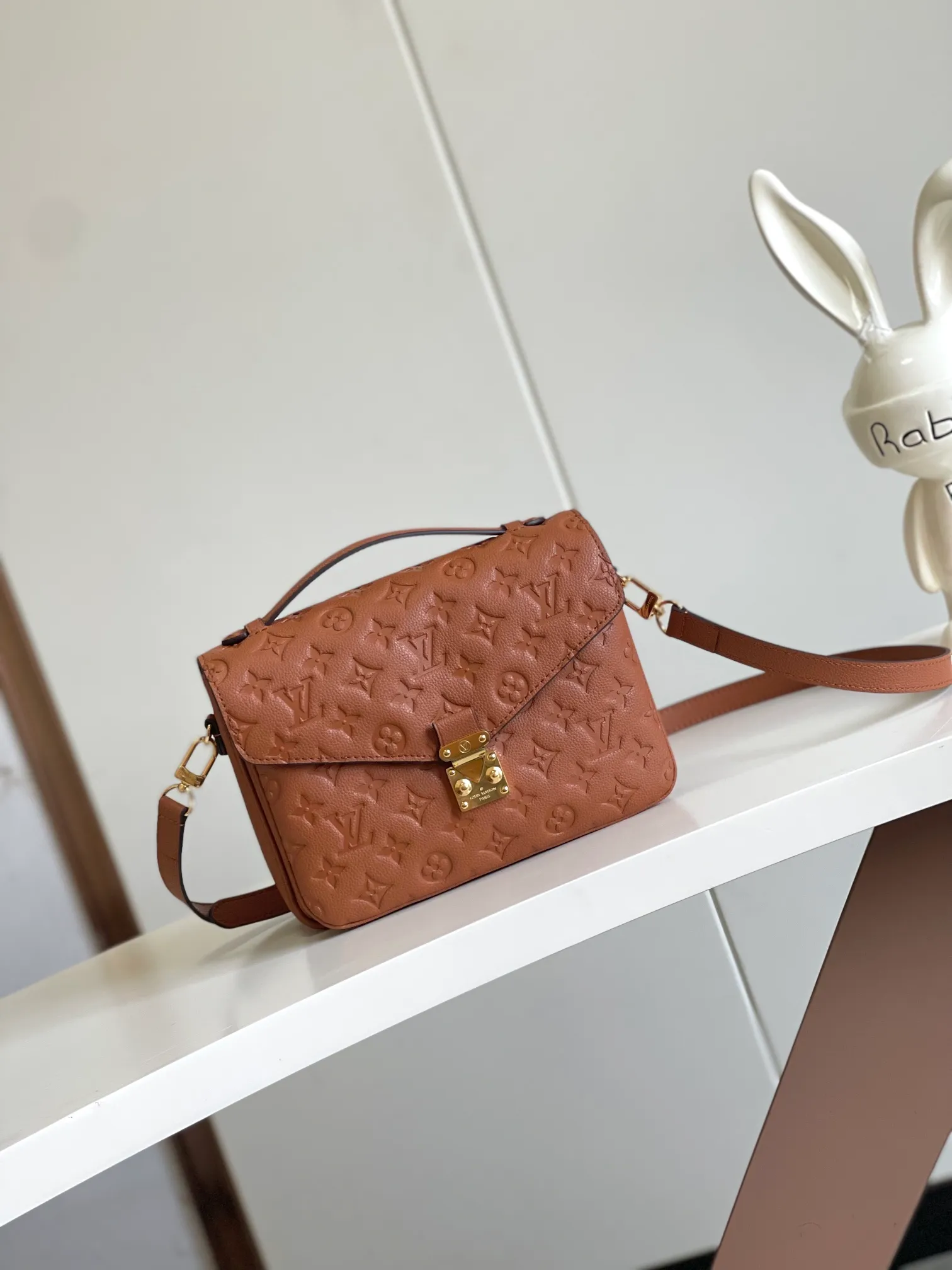 P1300 [Top original item, unique home photo, dynamic chip] [Metis messenger bag] M47142 blue M40780M46552M41487 M44071 M12711 M44881 The latest version of the top-notch version on the market is shipped. The three-dimensional shape and exquisite internal design allow this handbag to hold all daily essentials, while the Monogram Empreinte leather adds a sense of elegance to it. Compact size with multiple practical pockets and compartments. Special S-shaped steel lock with original vacuum nano-plating technology. Feel free to feel the quality as shown in the picture. Access the counter at will. Size: 25 x 19 x 9cm.