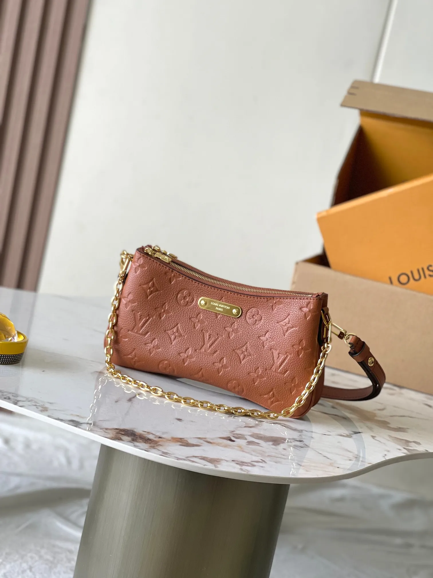 p2000 [Special grade MB original leather] Liv pochette handbag The cowhide embossed Liv pochette double is designed to fit snugly under the arm. Model: M11916 caramel dynamic chip Material: A-grade all-steel hardware, imported original fabric Packaging: full set of original factory duty-free MB packaging Size: 24.5*13.5*6.5