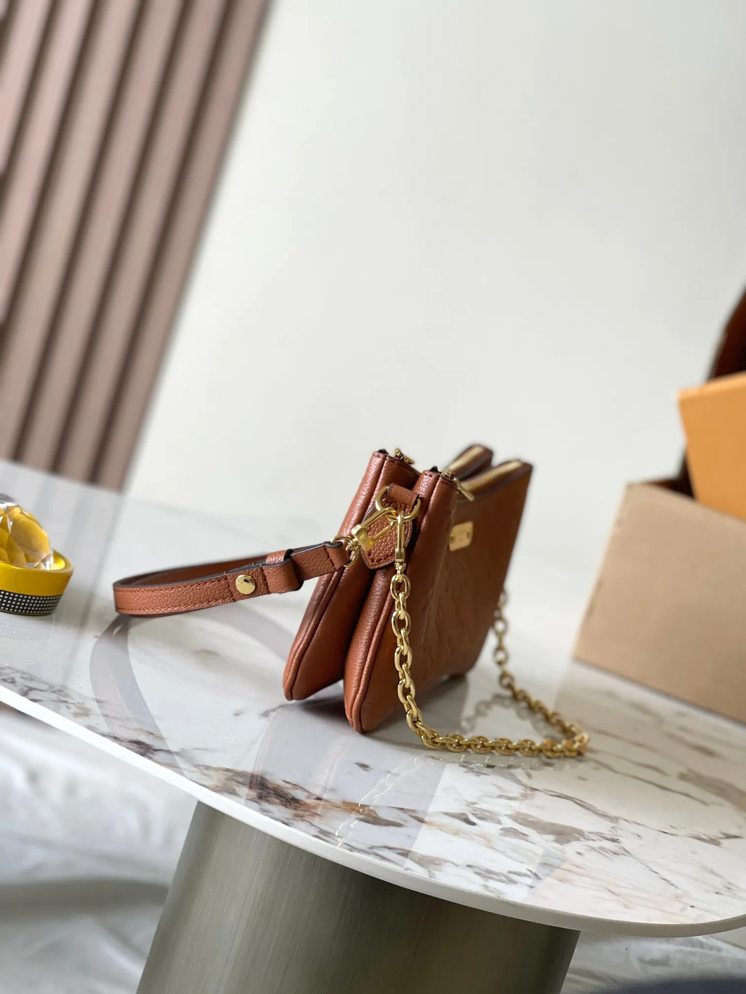 p2000 [Special grade MB original leather] Liv pochette handbag The cowhide embossed Liv pochette double is designed to fit snugly under the arm. Model: M11916 caramel dynamic chip Material: A-grade all-steel hardware, imported original fabric Packaging: full set of original factory duty-free MB packaging Size: 24.5*13.5*6.5