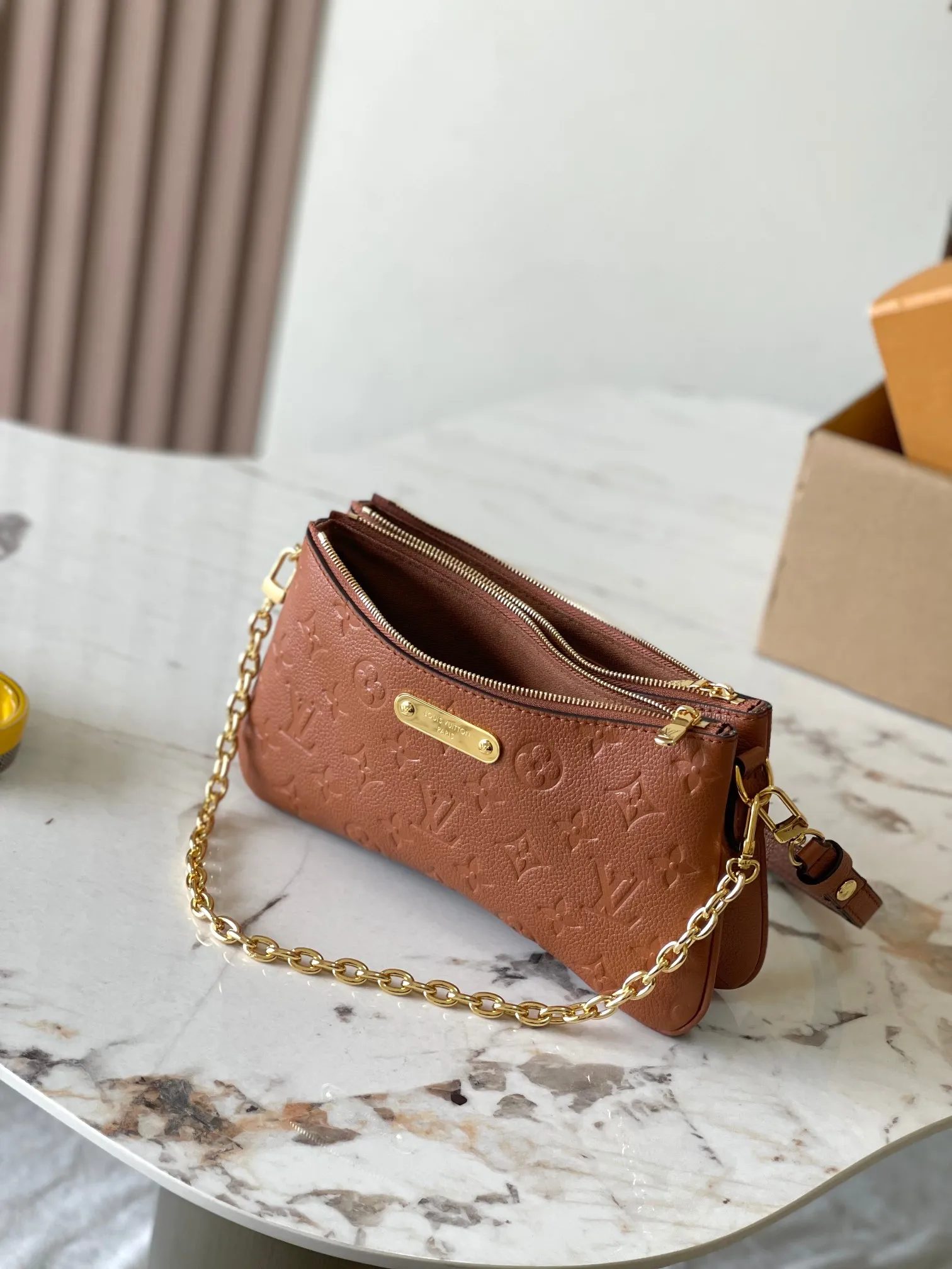 p2000 [Special grade MB original leather] Liv pochette handbag The cowhide embossed Liv pochette double is designed to fit snugly under the arm. Model: M11916 caramel dynamic chip Material: A-grade all-steel hardware, imported original fabric Packaging: full set of original factory duty-free MB packaging Size: 24.5*13.5*6.5