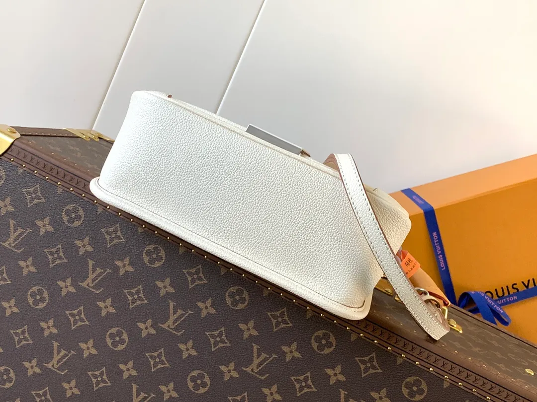 💰1160 (top layer leather) top quality original order, transcoding chip M59386 black M59457 white M59459 caramel top layer cowhide This Buci handbag is made of iconic Epi leather, with smooth leather outlines the corners and lining, achieving a classic soft silhouette. The resin LV logo adds a modern touch, and the adjustable strap allows for comfortable shoulder or cross-body wear.  Dimensions: 24.5 x 15.5 x 9 cm