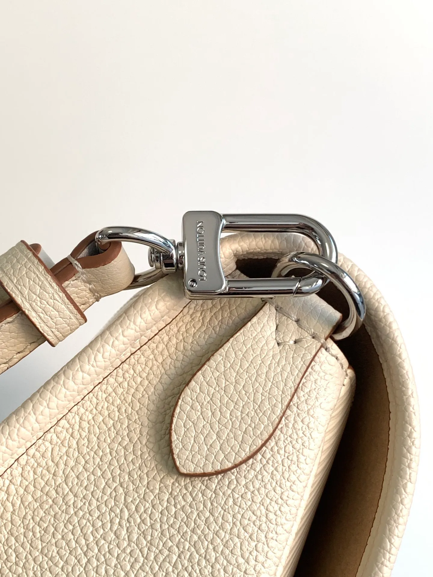 💰1160 (top layer leather) top quality original order, transcoding chip M59386 black M59457 white M59459 caramel top layer cowhide This Buci handbag is made of iconic Epi leather, with smooth leather outlines the corners and lining, achieving a classic soft silhouette. The resin LV logo adds a modern touch, and the adjustable strap allows for comfortable shoulder or cross-body wear.  Dimensions: 24.5 x 15.5 x 9 cm