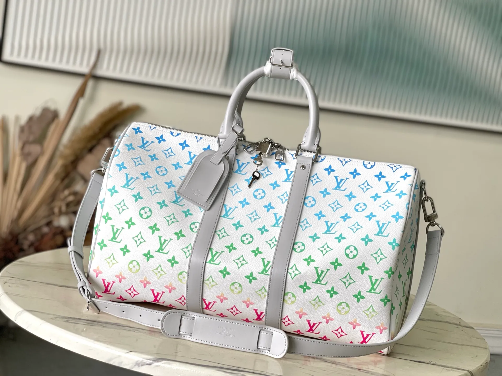 640 (top layer leather) top original order M13915 KEEPALL BANDOULIÈRE 45 travel bag 2021-22 autumn and winter show reveals the new charm of the Everyday LV capsule series Keepall Bandouliere 45 travel bag. Vintage Monogram coated canvas depicts the Monogram pattern with subtle irregular lines, evoking the traditional stamping process. The new louis vuitton! logo is inspired by the chain’s signature elements. size: 45 x 27 x 20