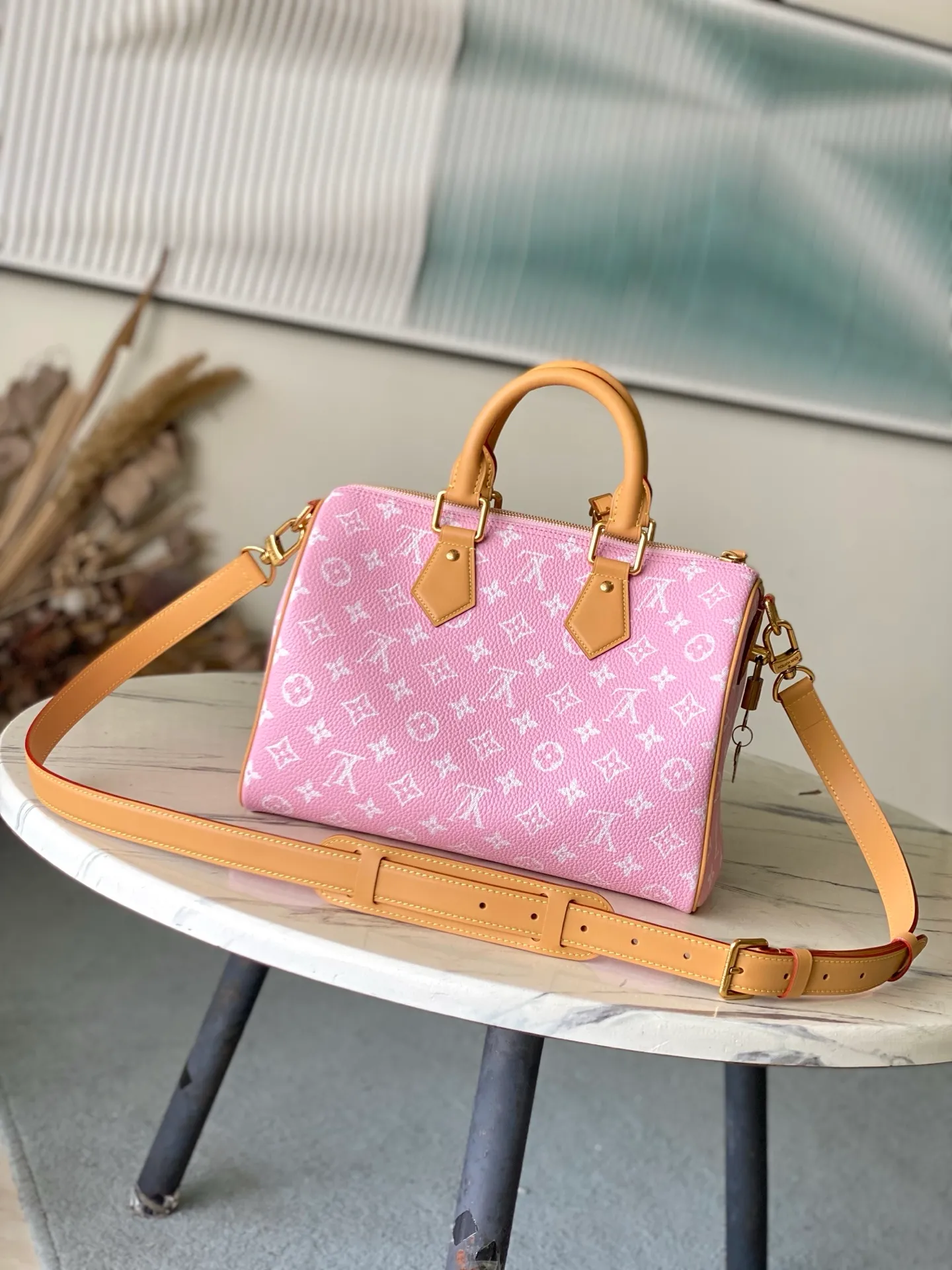 💰1840 (top layer leather) top original order M24435 pink This Speedy Bandoulière 30 Monogram Leather handbag is made of soft cow leather, with the Monogram pattern to reproduce the elegant look and feel of canvas printing. Dazzling metal hardware, sheepskin lining and nameplate all reflect Creative Director Pharrell Williams' relentless attention to detail. 30 x 17 x 21 cm (length x height x width)