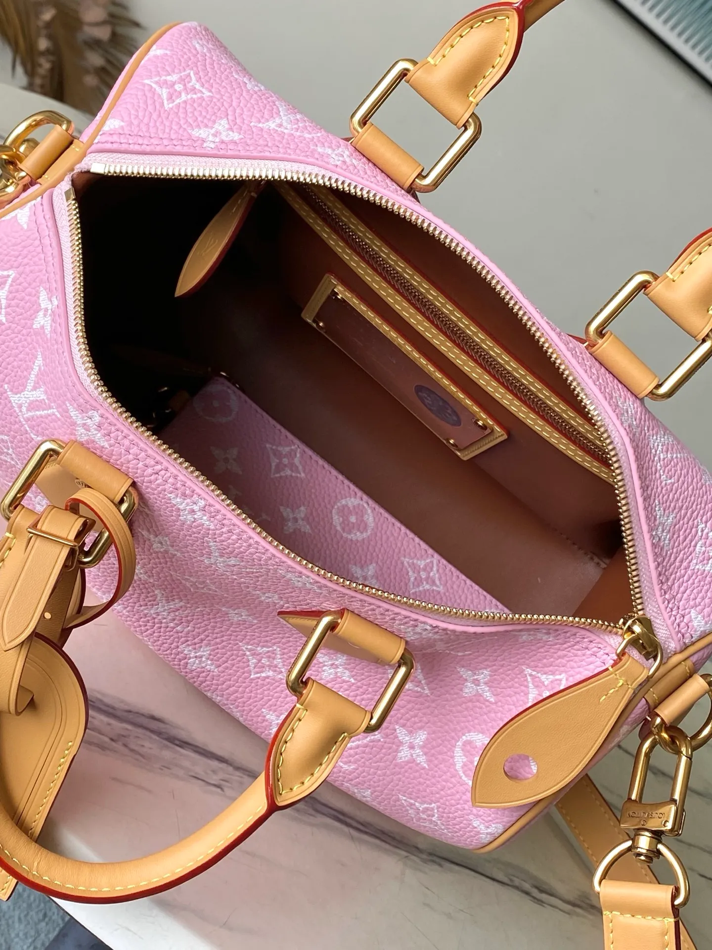 💰1840 (top layer leather) top original order M24435 pink This Speedy Bandoulière 30 Monogram Leather handbag is made of soft cow leather, with the Monogram pattern to reproduce the elegant look and feel of canvas printing. Dazzling metal hardware, sheepskin lining and nameplate all reflect Creative Director Pharrell Williams' relentless attention to detail. 30 x 17 x 21 cm (length x height x width)