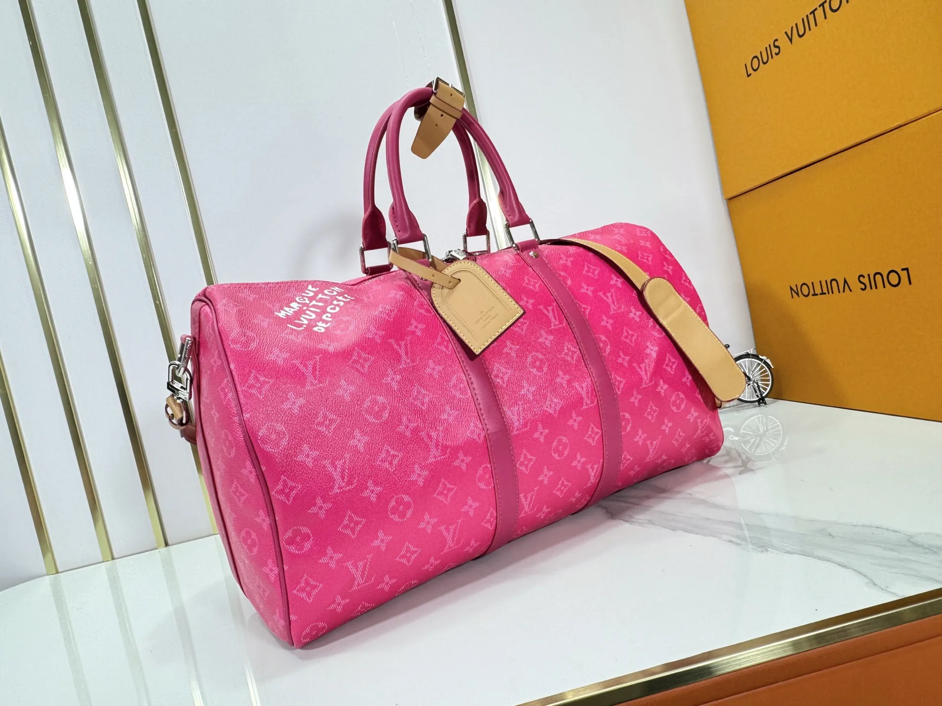 P340 Upgraded original M26864 M26865 M26866 This Keepall Bandoulière 50 travel bag is made of Monogram Heritage canvas dip-dyed in colorful colors, with cowhide trim, leather shoulder straps, removable leather nameplate and cotton lining. The Marque L.Vuitton Déposée logo pays homage to Louis Vuitton’s rich heritage.  29 x 23 x 50 cm (H x W x L) Monogram Heritage coated canvas Cow leather trim Textile lining Metal hardware Carry-on baggage dimensions Double zip closure Padlock Removable name tag Internal zip pocket Handles: Double handles