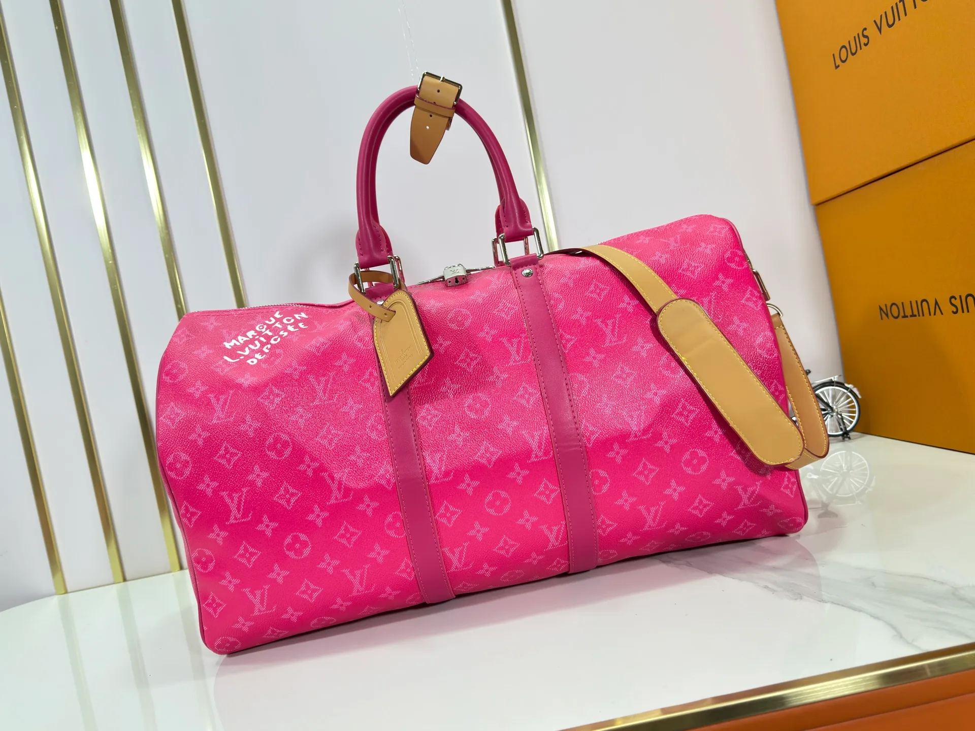 P340 Upgraded original M26864 M26865 M26866 This Keepall Bandoulière 50 travel bag is made of Monogram Heritage canvas dip-dyed in colorful colors, with cowhide trim, leather shoulder straps, removable leather nameplate and cotton lining. The Marque L.Vuitton Déposée logo pays homage to Louis Vuitton’s rich heritage.  29 x 23 x 50 cm (H x W x L) Monogram Heritage coated canvas Cow leather trim Textile lining Metal hardware Carry-on baggage dimensions Double zip closure Padlock Removable name tag Internal zip pocket Handles: Double handles