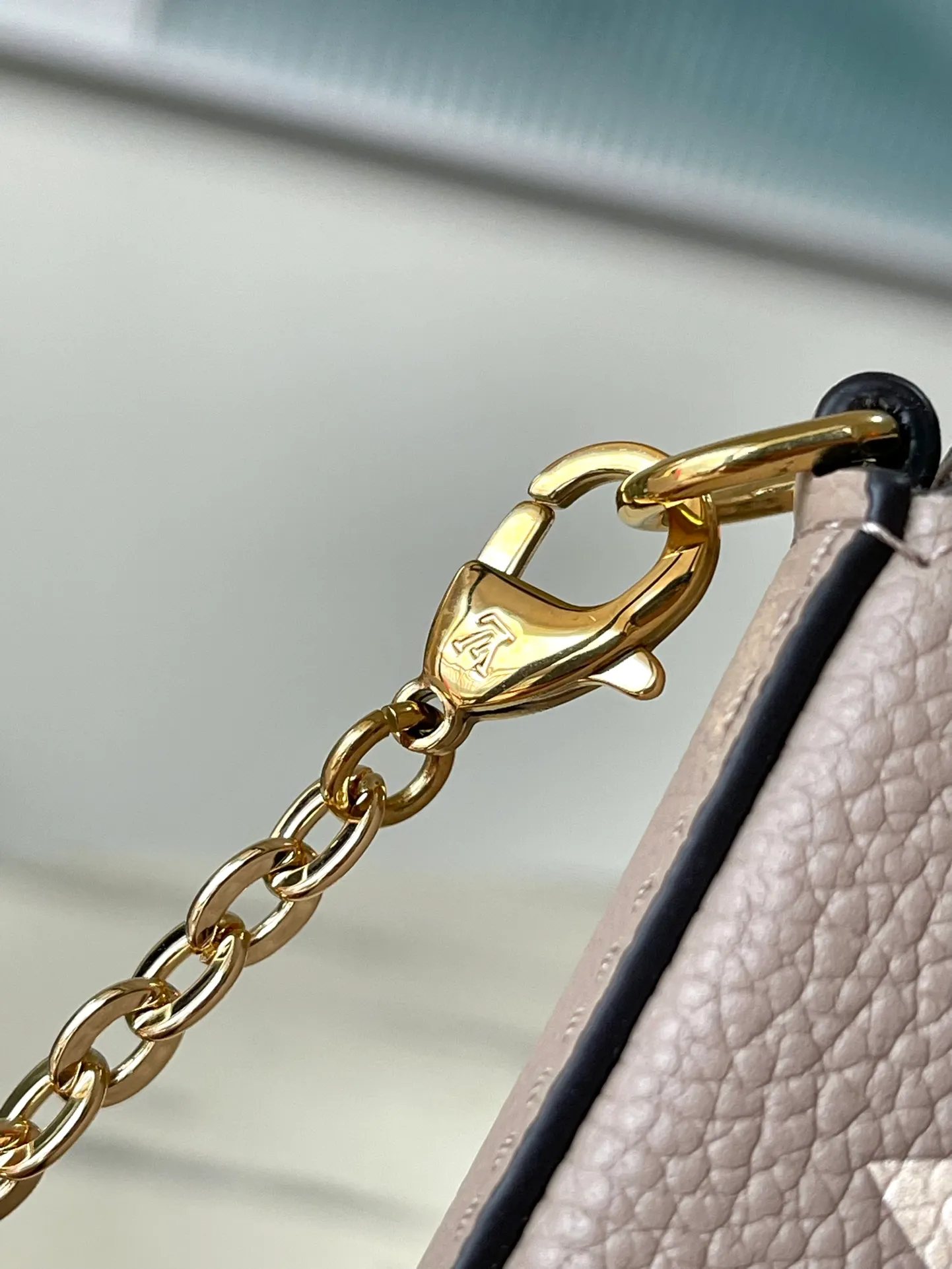 💰740 (top layer leather) top original order M69977 gray. Support counter inspection. Photos taken of duty-free goods are consistent with the product without unpacking. This product is an exclusive duty-free product in the market and is the highest-end product. Inspection is supported. This product has passed strict inspection and is flawless. Please wear gloves when touching the product. This product is not returnable or exchangeable. Please confirm the product first and then remove the label on the handle. This product is temporarily not open to the public, only regular customers, and is in short supply. Dimensions: 25 x 14.5 x 4.5 cm