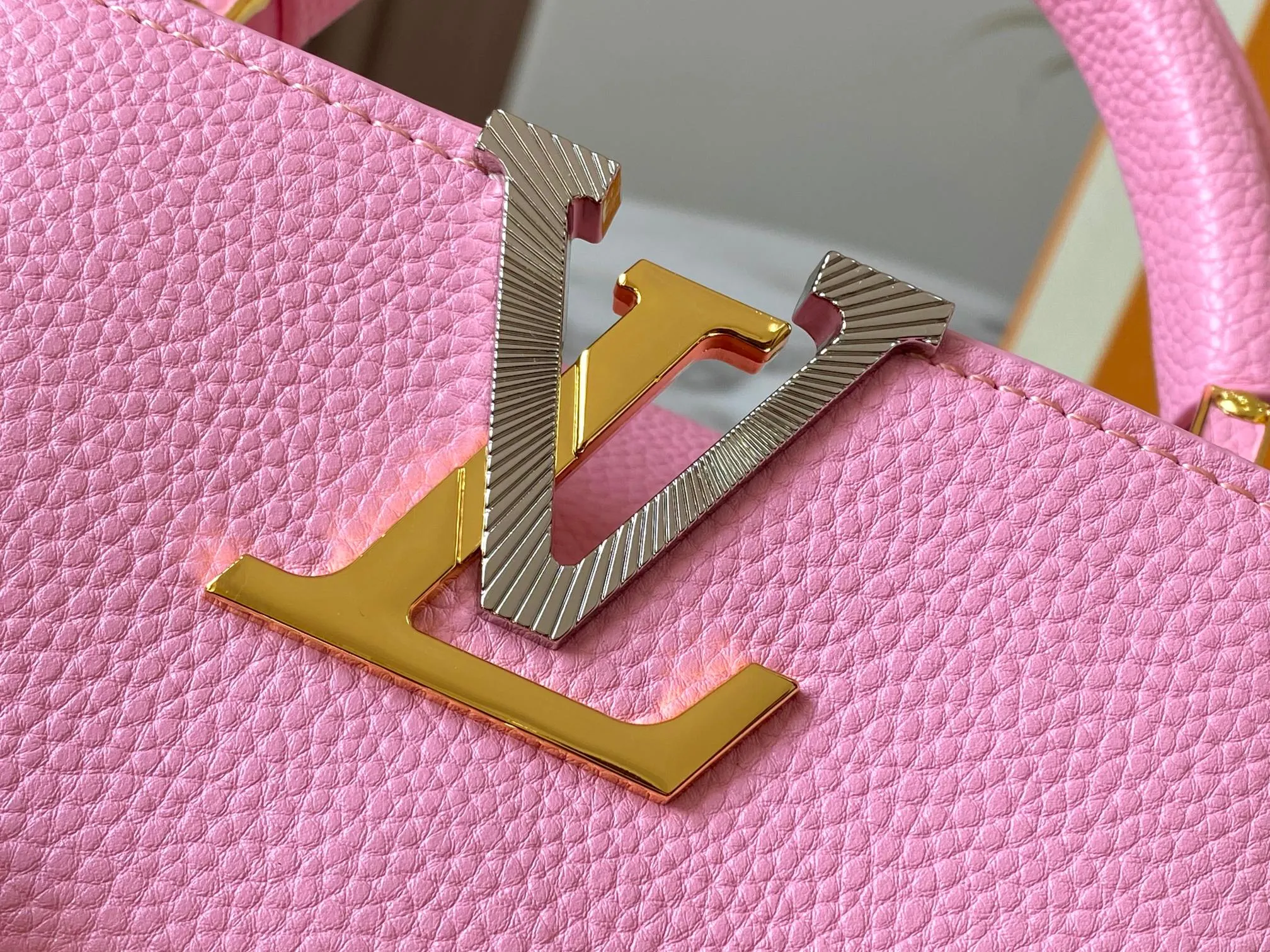 P480 [Guangzhou top quality original version] M26351 Pink This modern version of Capucines mini is made of timeless Taurillon leather and equipped with a jewelry-inspired Infinity chain. The bag is decorated with double galvanized metal parts, including the iconic Monogram floral pattern, and the LV Initials logo created with sunburst technology, creating a sundial-like light and shadow effect. The bag has multiple pockets and a detachable shoulder strap, allowing it to be carried on one shoulder or across the body. 14 x 8 x 21 cm (height x width x length)