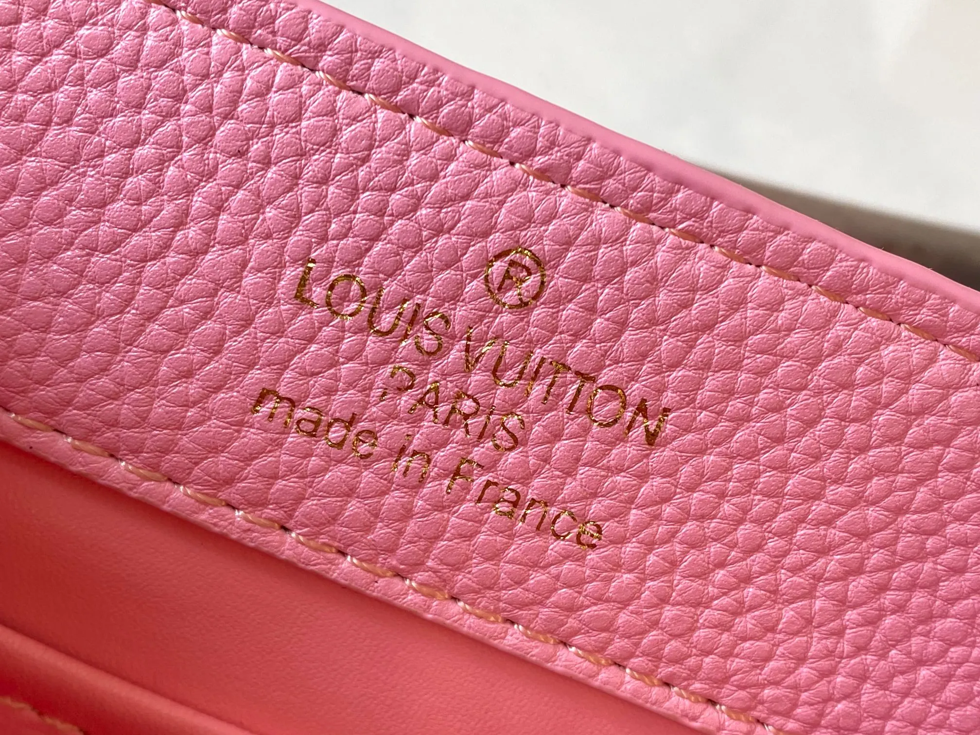 P480 [Guangzhou top quality original version] M26351 Pink This modern version of Capucines mini is made of timeless Taurillon leather and equipped with a jewelry-inspired Infinity chain. The bag is decorated with double galvanized metal parts, including the iconic Monogram floral pattern, and the LV Initials logo created with sunburst technology, creating a sundial-like light and shadow effect. The bag has multiple pockets and a detachable shoulder strap, allowing it to be carried on one shoulder or across the body. 14 x 8 x 21 cm (height x width x length)