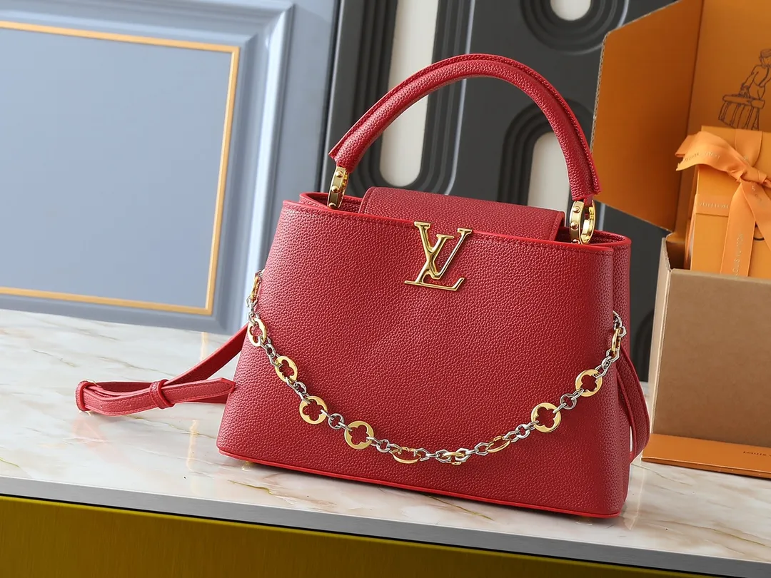 💰420💰Guangzhou goods Upgraded original M12935 M12936 M12937 M12938 This Capucines medium handbag is from the Chain On You series, using Taurillon cow leather to focus on the brand's ingenuity and fine craftsmanship. The jewelry-style double-plated chain is embellished with Monogram flowers, while rounded LV letters and hardware add sophisticated touches. Whether worn cross-body, hand-carried or shoulder-carried, it can display elegant style. Dimensions: 31.5 x 20.0 x 11.0 cm (length x height x width)