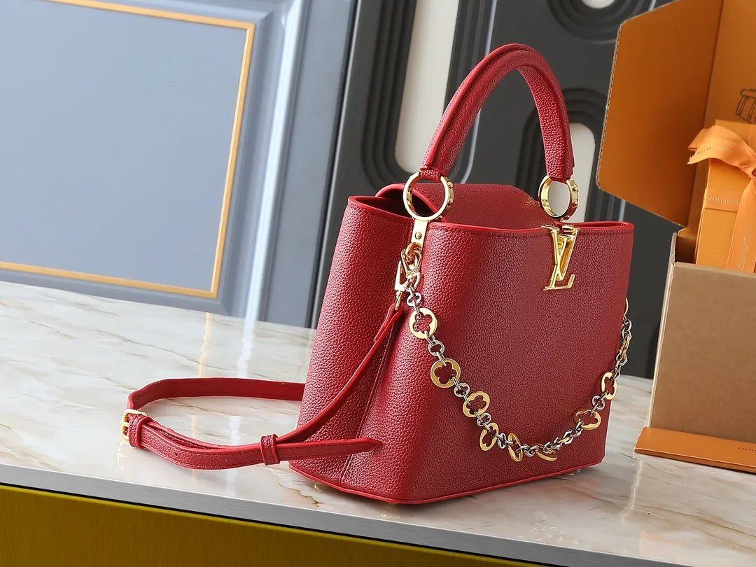 💰420💰Guangzhou goods Upgraded original M12935 M12936 M12937 M12938 This Capucines medium handbag is from the Chain On You series, using Taurillon cow leather to focus on the brand's ingenuity and fine craftsmanship. The jewelry-style double-plated chain is embellished with Monogram flowers, while rounded LV letters and hardware add sophisticated touches. Whether worn cross-body, hand-carried or shoulder-carried, it can display elegant style. Dimensions: 31.5 x 20.0 x 11.0 cm (length x height x width)