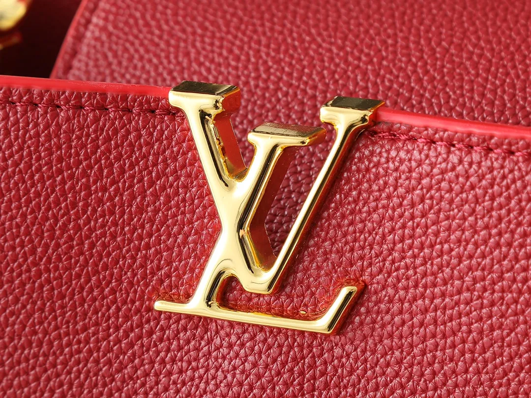 💰420💰Guangzhou goods Upgraded original M12935 M12936 M12937 M12938 This Capucines medium handbag is from the Chain On You series, using Taurillon cow leather to focus on the brand's ingenuity and fine craftsmanship. The jewelry-style double-plated chain is embellished with Monogram flowers, while rounded LV letters and hardware add sophisticated touches. Whether worn cross-body, hand-carried or shoulder-carried, it can display elegant style. Dimensions: 31.5 x 20.0 x 11.0 cm (length x height x width)