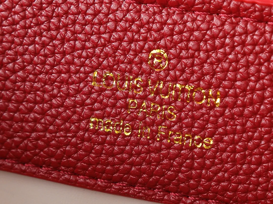💰420💰Guangzhou goods Upgraded original M12935 M12936 M12937 M12938 This Capucines medium handbag is from the Chain On You series, using Taurillon cow leather to focus on the brand's ingenuity and fine craftsmanship. The jewelry-style double-plated chain is embellished with Monogram flowers, while rounded LV letters and hardware add sophisticated touches. Whether worn cross-body, hand-carried or shoulder-carried, it can display elegant style. Dimensions: 31.5 x 20.0 x 11.0 cm (length x height x width)