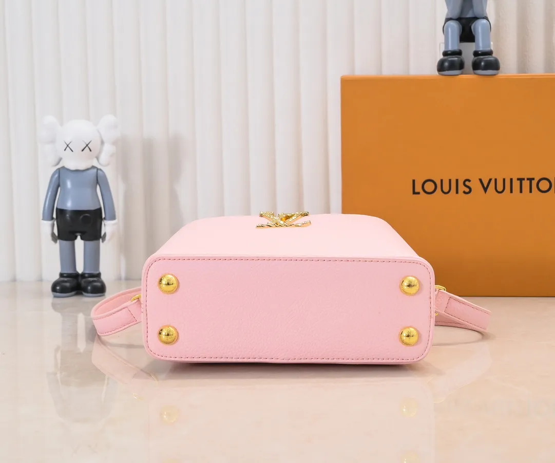 Upgraded version P420 M24671 This Capucines East West mini handbag is made of grained cow leather embellished with LV letters. Its elegant configuration includes compartments, zipper pockets and patch pockets, making it easy to store mobile phones, short wallets and other small items. The detachable and adjustable shoulder strap unlocks the shoulder-carrying experience. 22 x 12 x 8 cm (length x height x width)